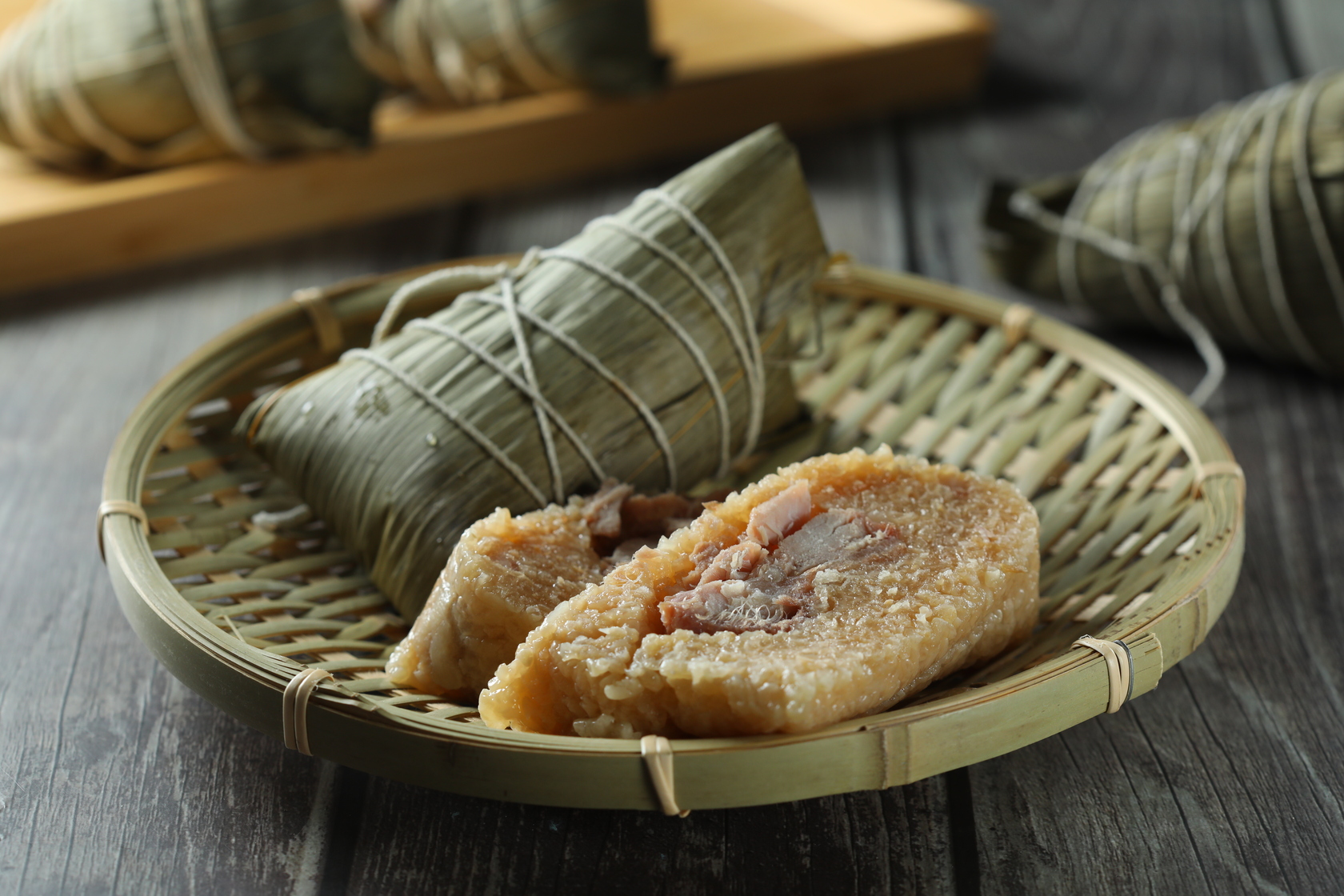 施正行上海粽子店的正統「湖州粽」，米心類似南部粽口感，僅放入一塊長條形的肉，單純品嘗米香與肉香。（50元／顆）