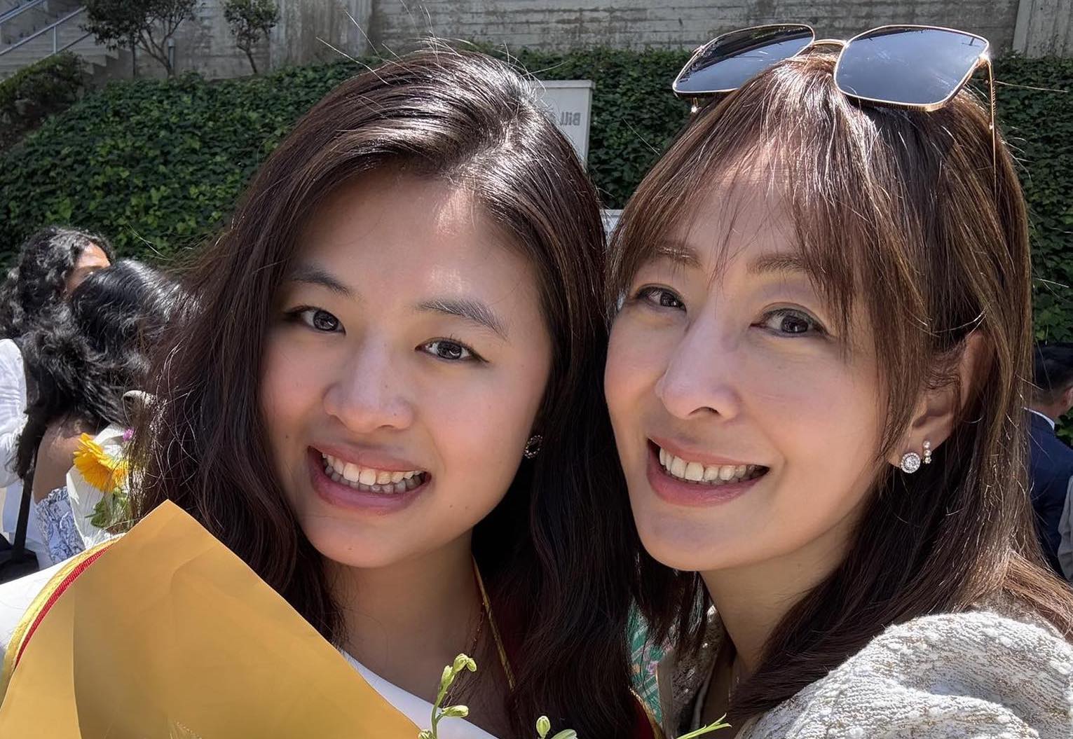 賈永婕(右)的大女兒安安(左)目前在美國留學。(翻攝賈永婕臉書)