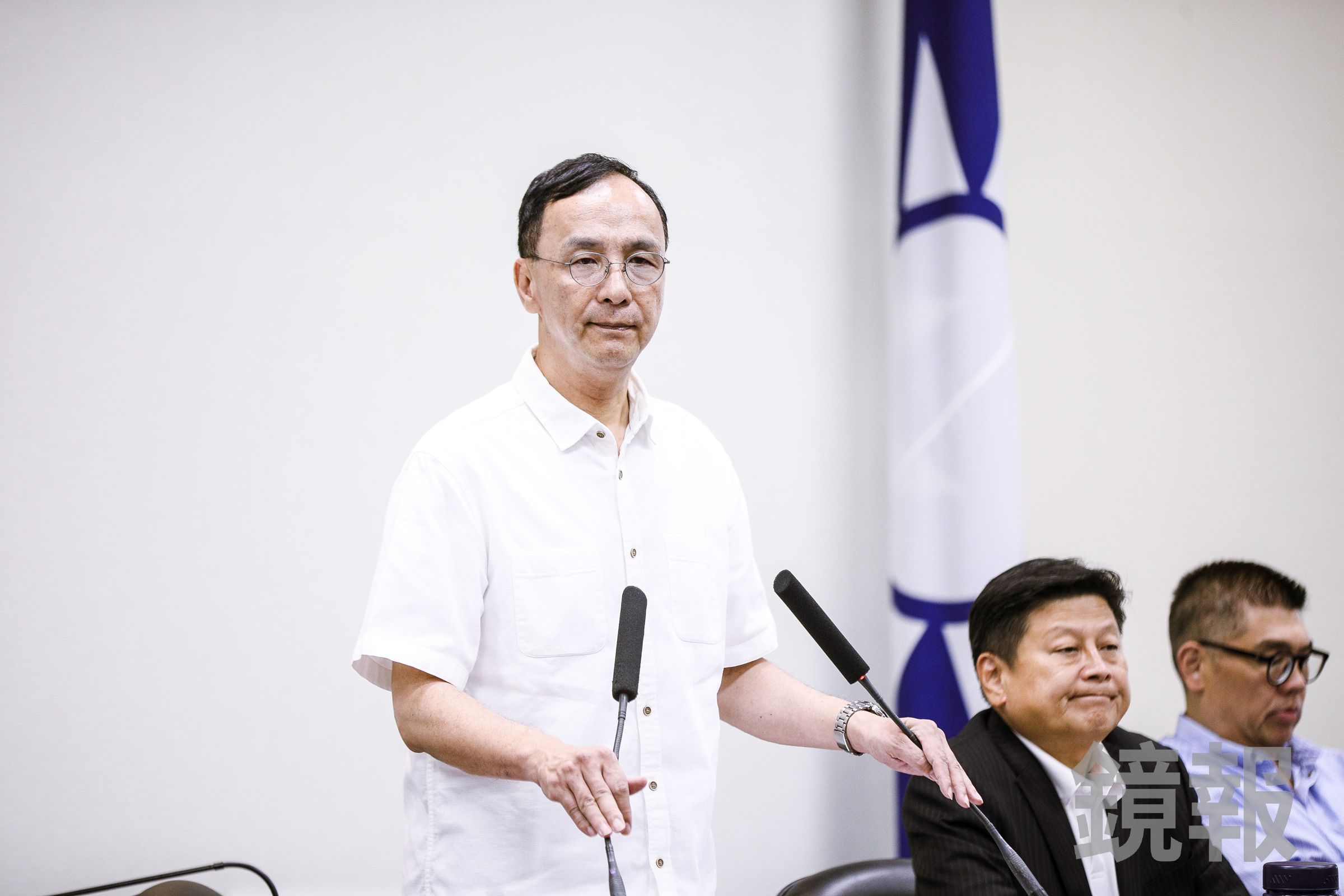 朱立倫（左）雖多次重申交棒，但從未公開說不選主席，留轉圜空間讓反朱派忌憚。（鏡報鄒保祥）