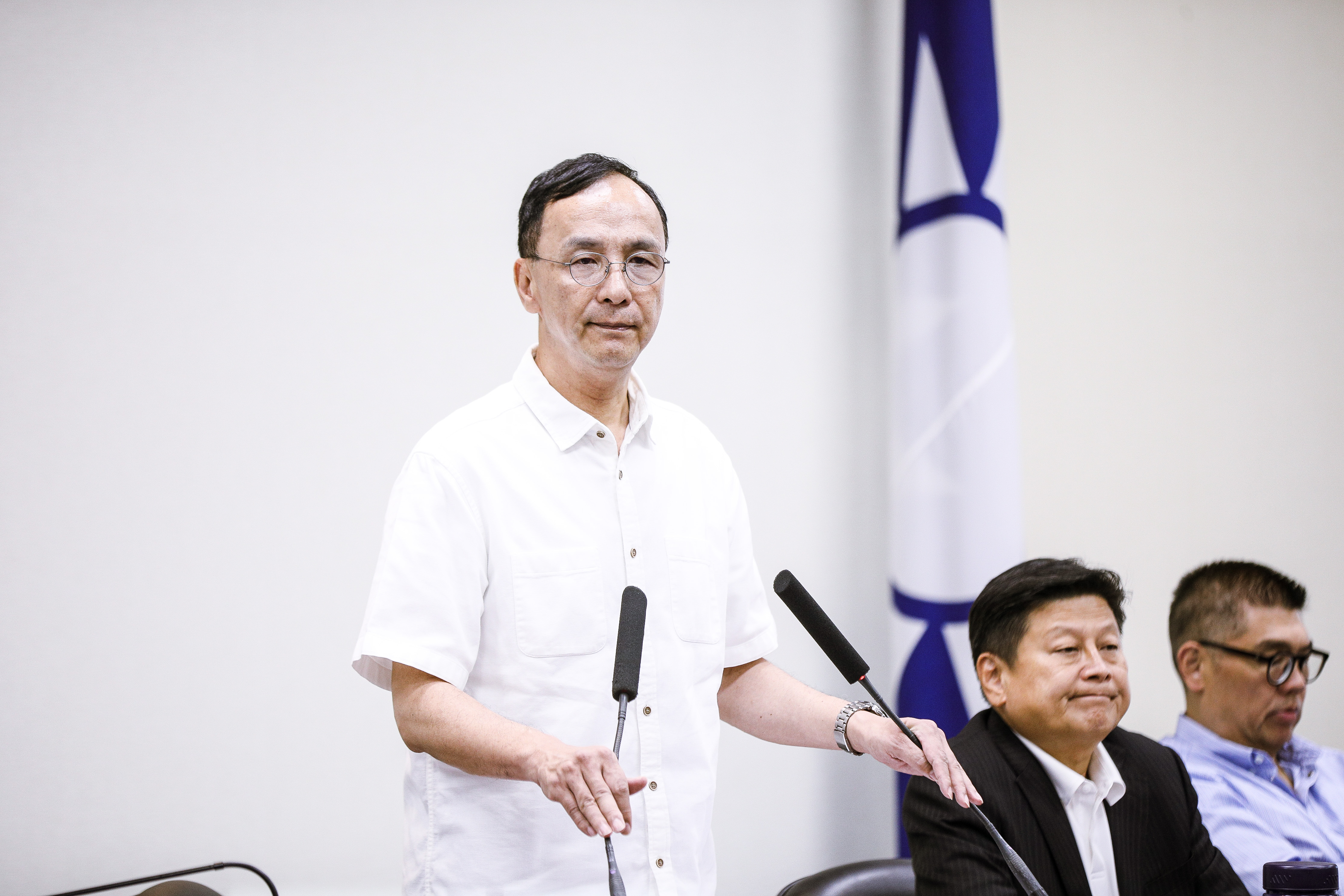 朱立倫（左）雖多次重申交棒，但從未公開說不選主席，留轉圜空間讓反朱派忌憚。（鏡報鄒保祥）