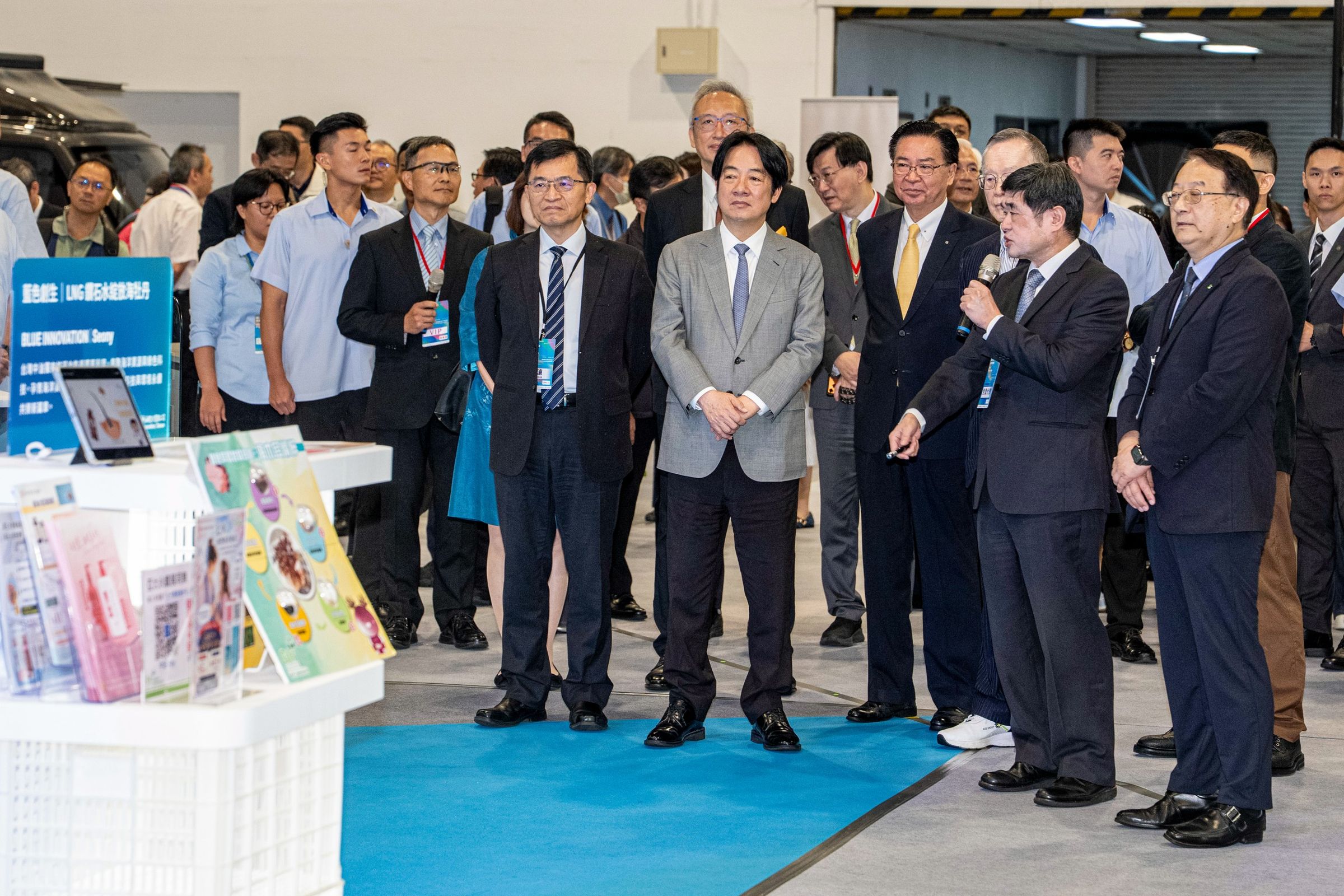 總統賴清德(前排左二)、經濟部次長何晉滄(前排左一)參觀中油展區。