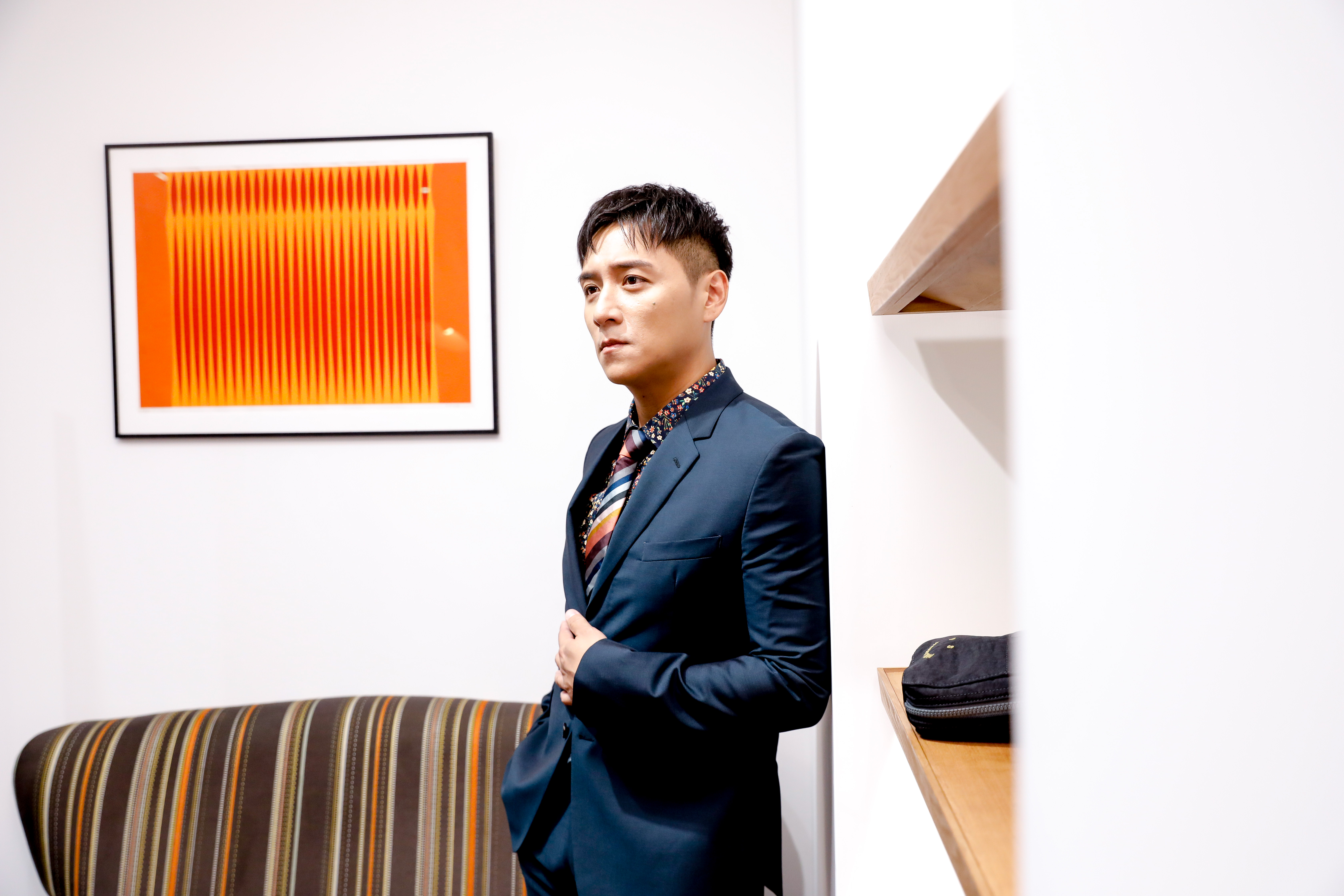 鄭人碩出席Paul Smith秋冬發表會，展現難得的悶騷模樣。