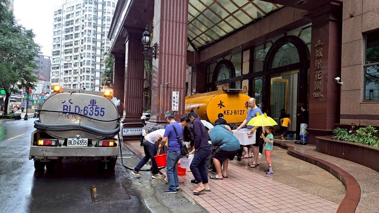 淡水居民排隊等取水。（翻攝陳家琪臉書）