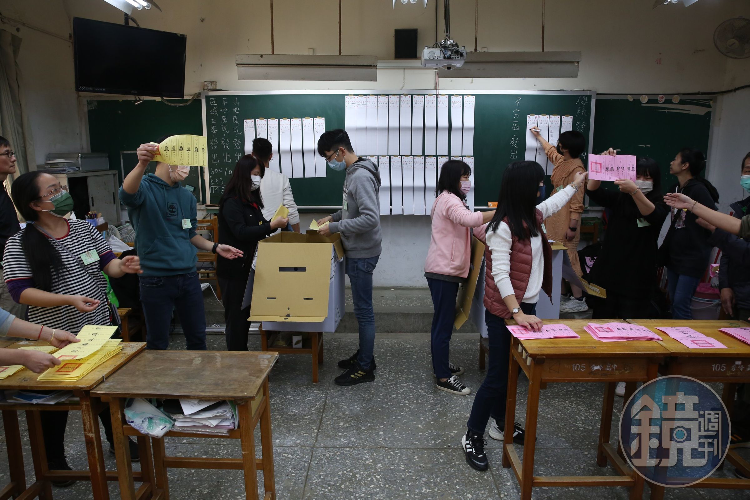 網路上流傳指控選舉舞弊,最高檢強調投開票過程公開透明,且有各陣營及媒體監督,已責成台北地檢署從嚴速辦。