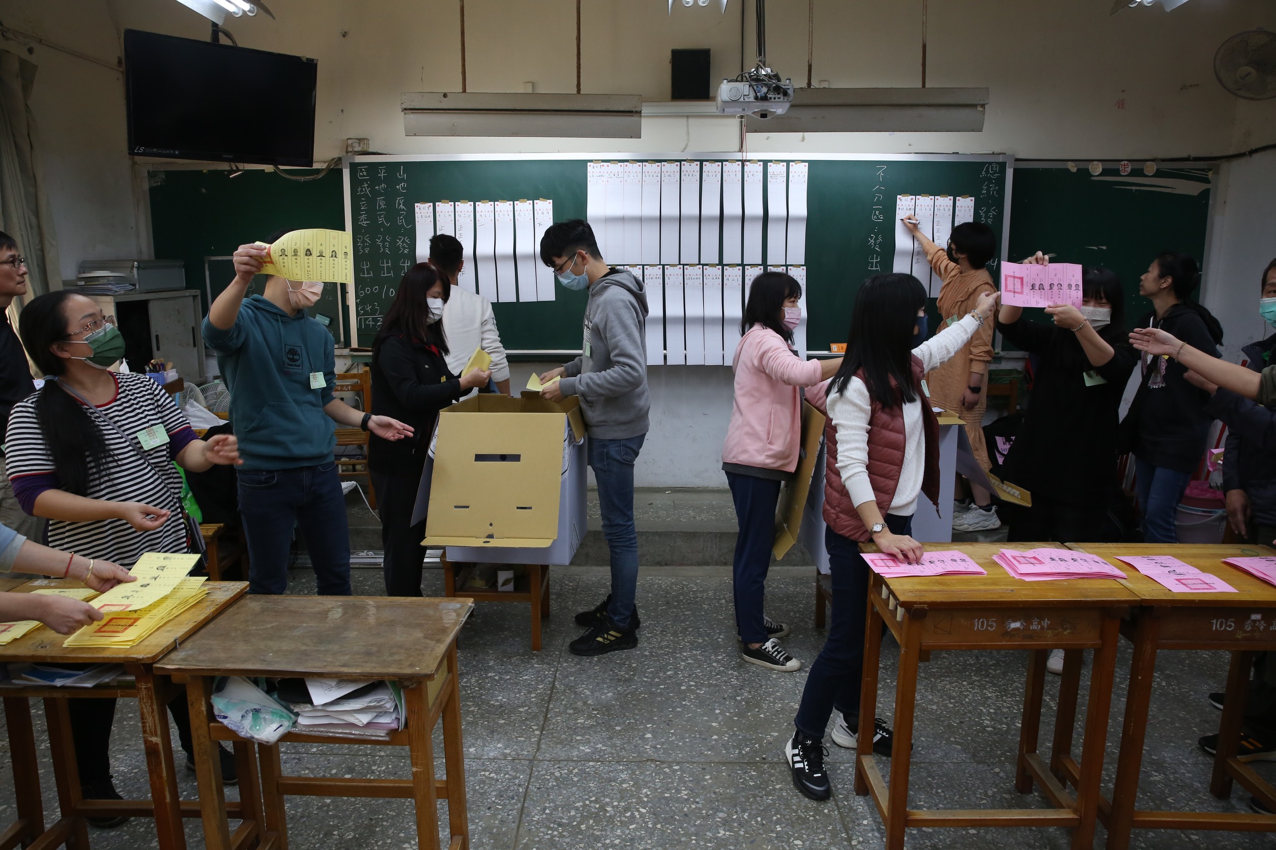 網路上流傳指控選舉舞弊，最高檢強調投開票過程公開透明，且有各陣營及媒體監督，已責成台北地檢署從嚴速辦。