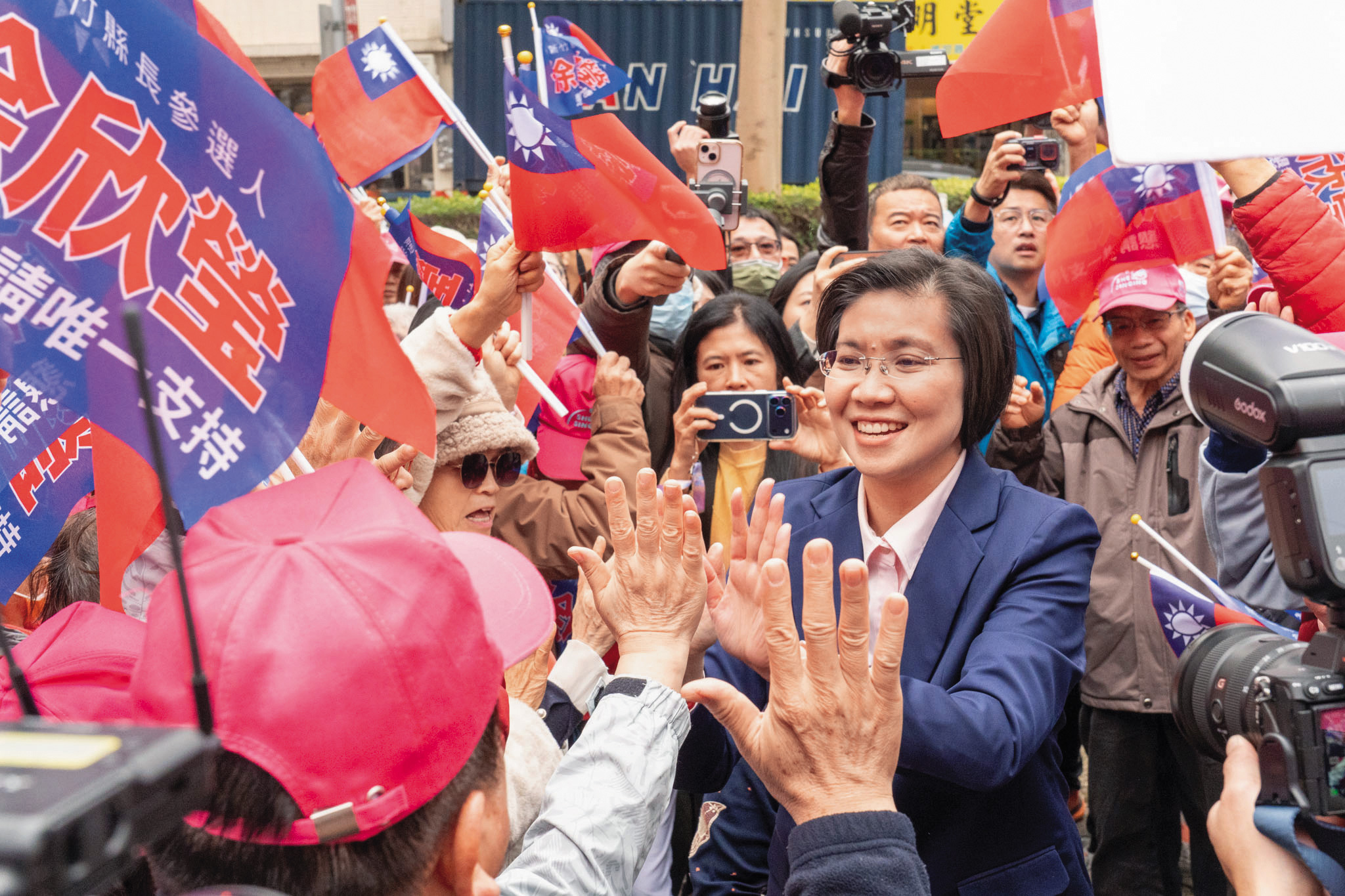 徐欣瑩（中）將參選竹縣長，如何團結地方牽動大選勝敗。（翻攝徐欣瑩臉書）