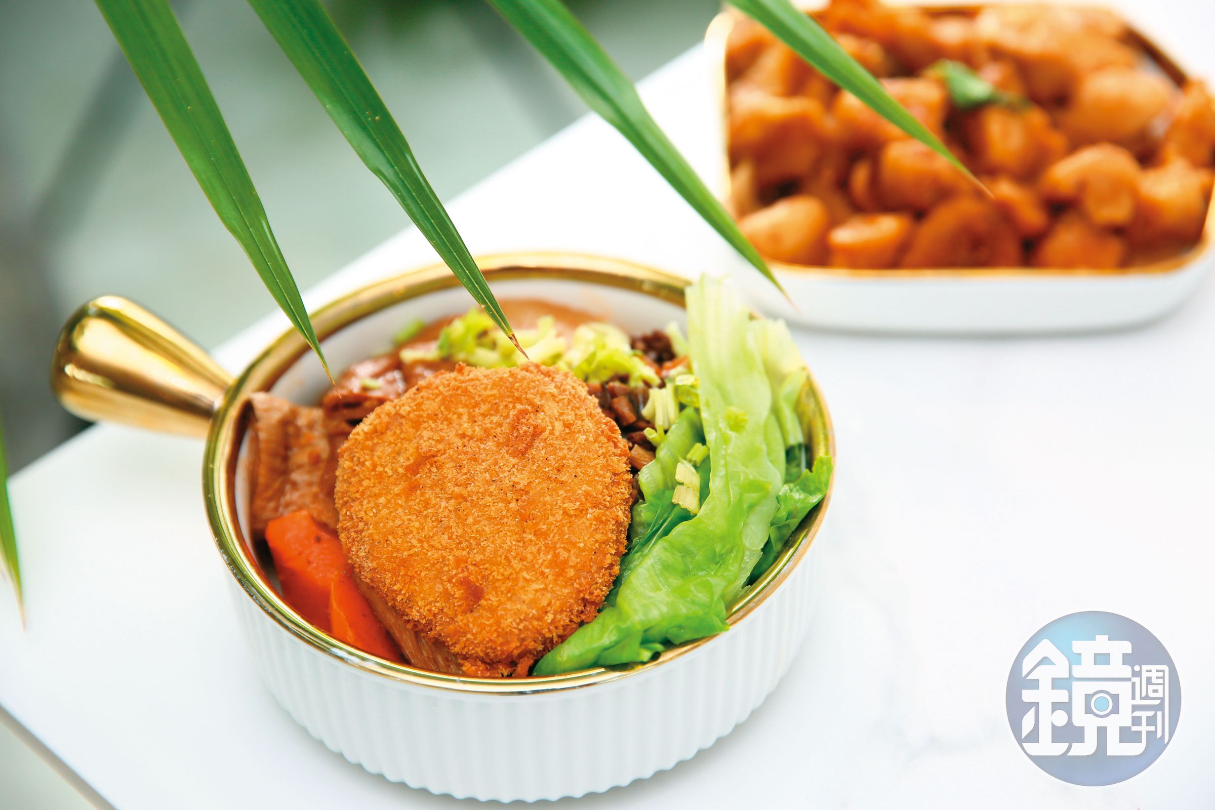 三合蔬食餐廳的植物肉排飯是客人最愛的招牌餐點之一，美味程度不輸葷食。（200元／份）