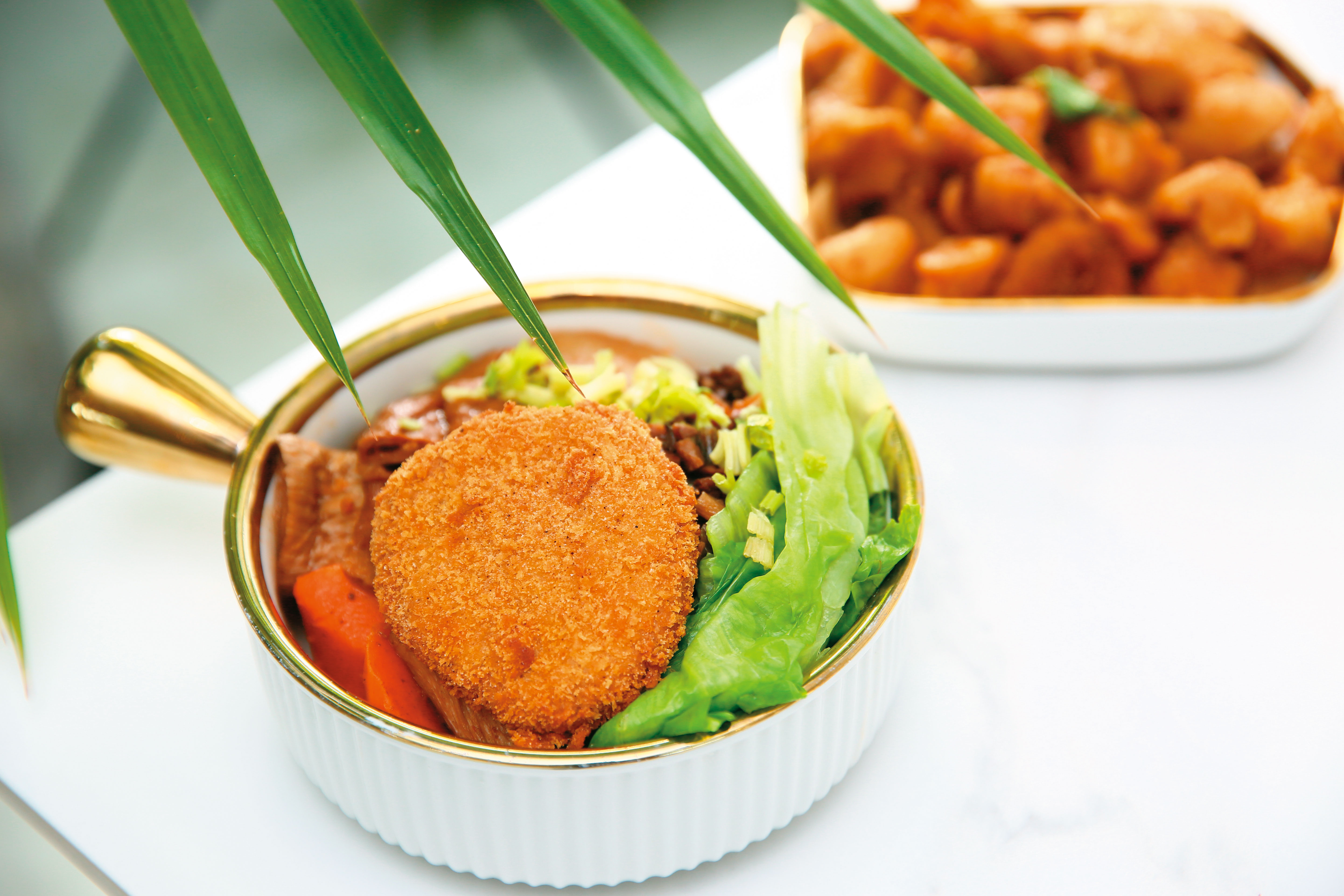 三合蔬食餐廳的植物肉排飯是客人最愛的招牌餐點之一，美味程度不輸葷食。（200元／份）