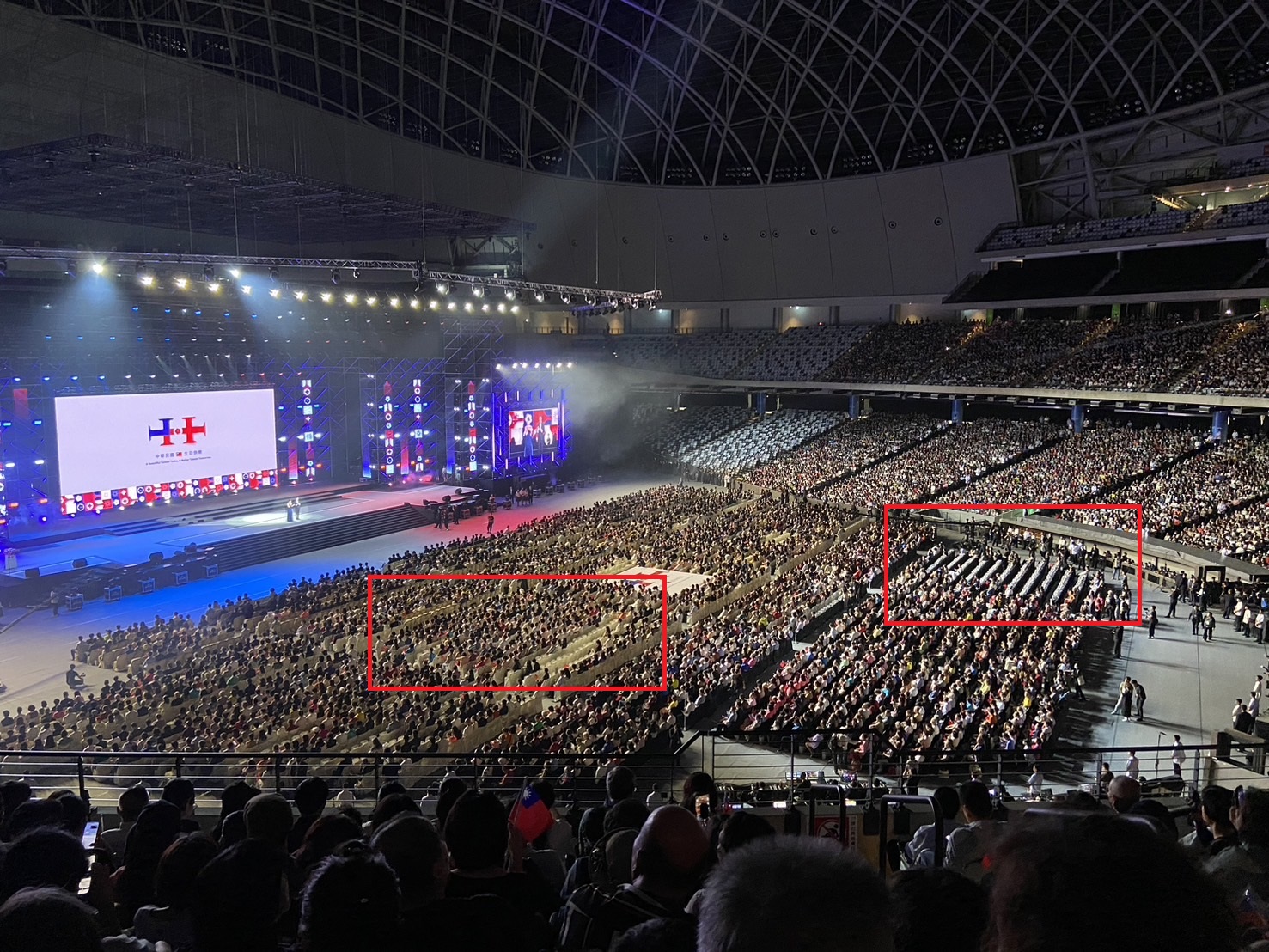 國慶晚會明明一票難求，但現場卻被直擊「搖滾區」有零星空位，甚至右後方一區無人坐。（讀者提供）