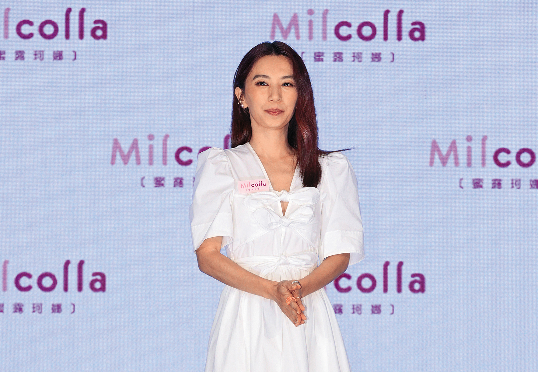 三比八（＝瘦巴巴）的田馥甄，也能傲視群「胸」。是跟梁靜茹借的勇氣嗎？