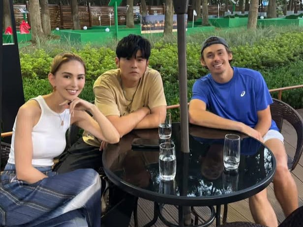 昆凌（左起）、周杰倫和德米瑙爾合照。（翻攝jaychou IG）