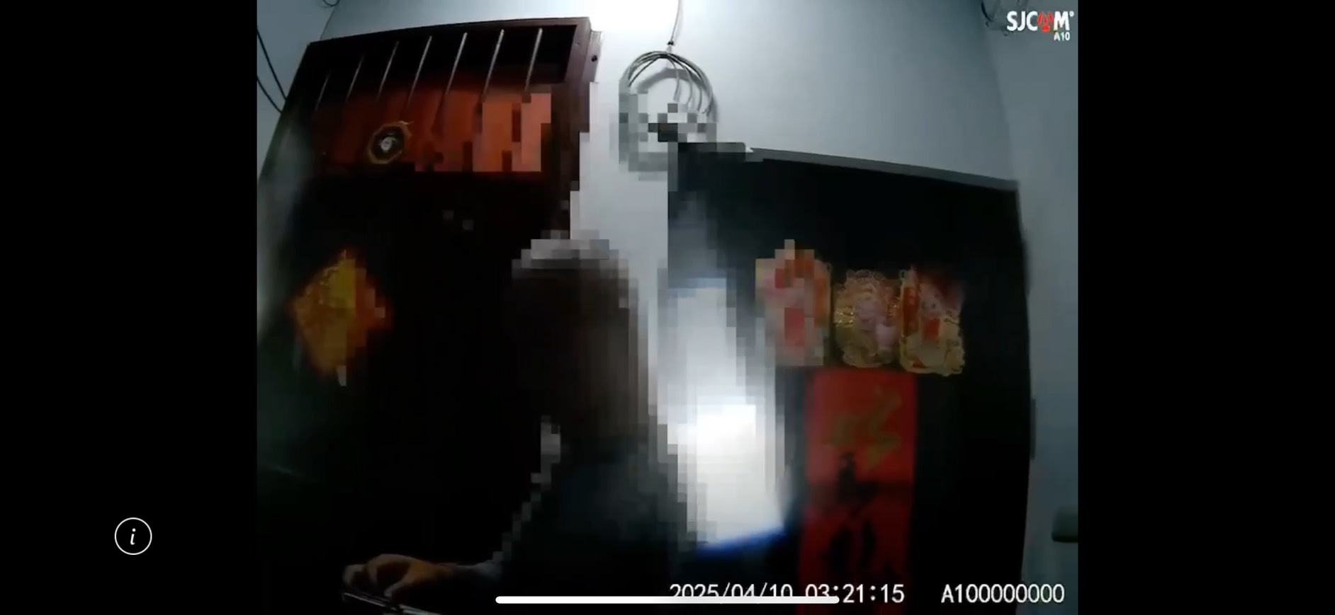 劉男酒醉認錯住家，猛敲鄰居大門，讓鄰居非常崩潰。（翻攝畫面）