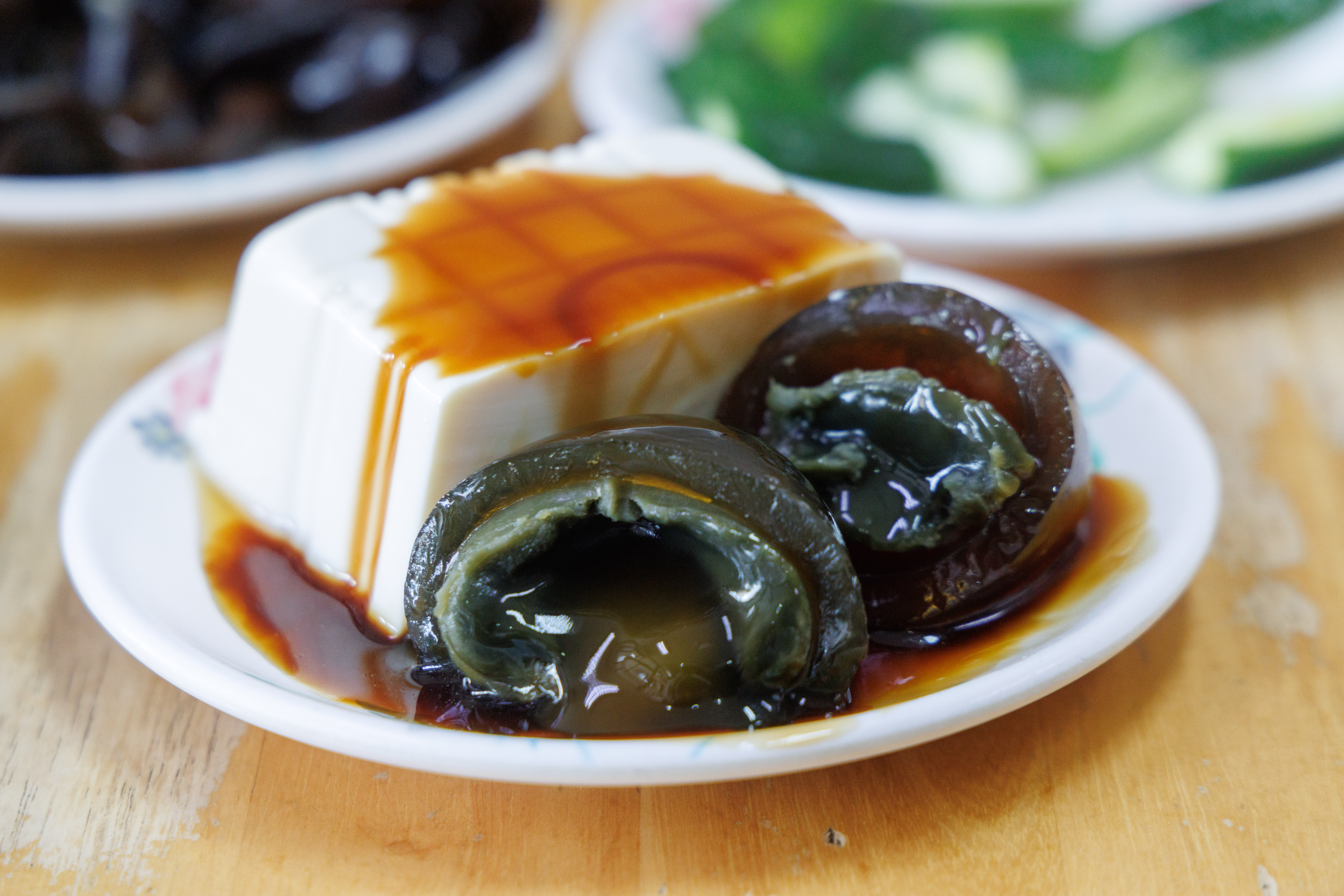 「皮蛋豆腐」的皮蛋經過挑選,有溏心且無怪味。(35元/份)