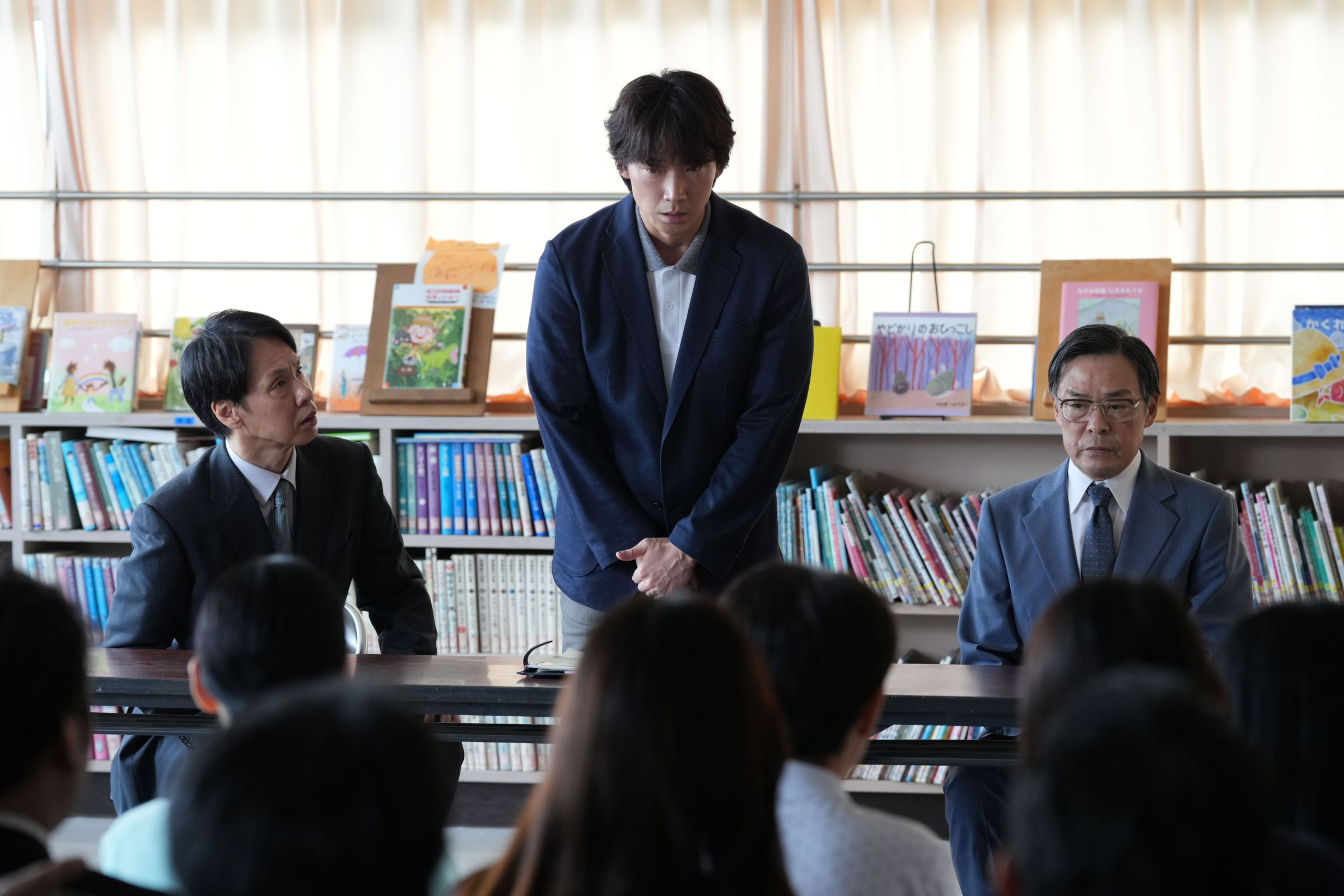綾野剛(中)飾演遭家長控訴體罰虐待學生的小學教師。(光年映畫提供)