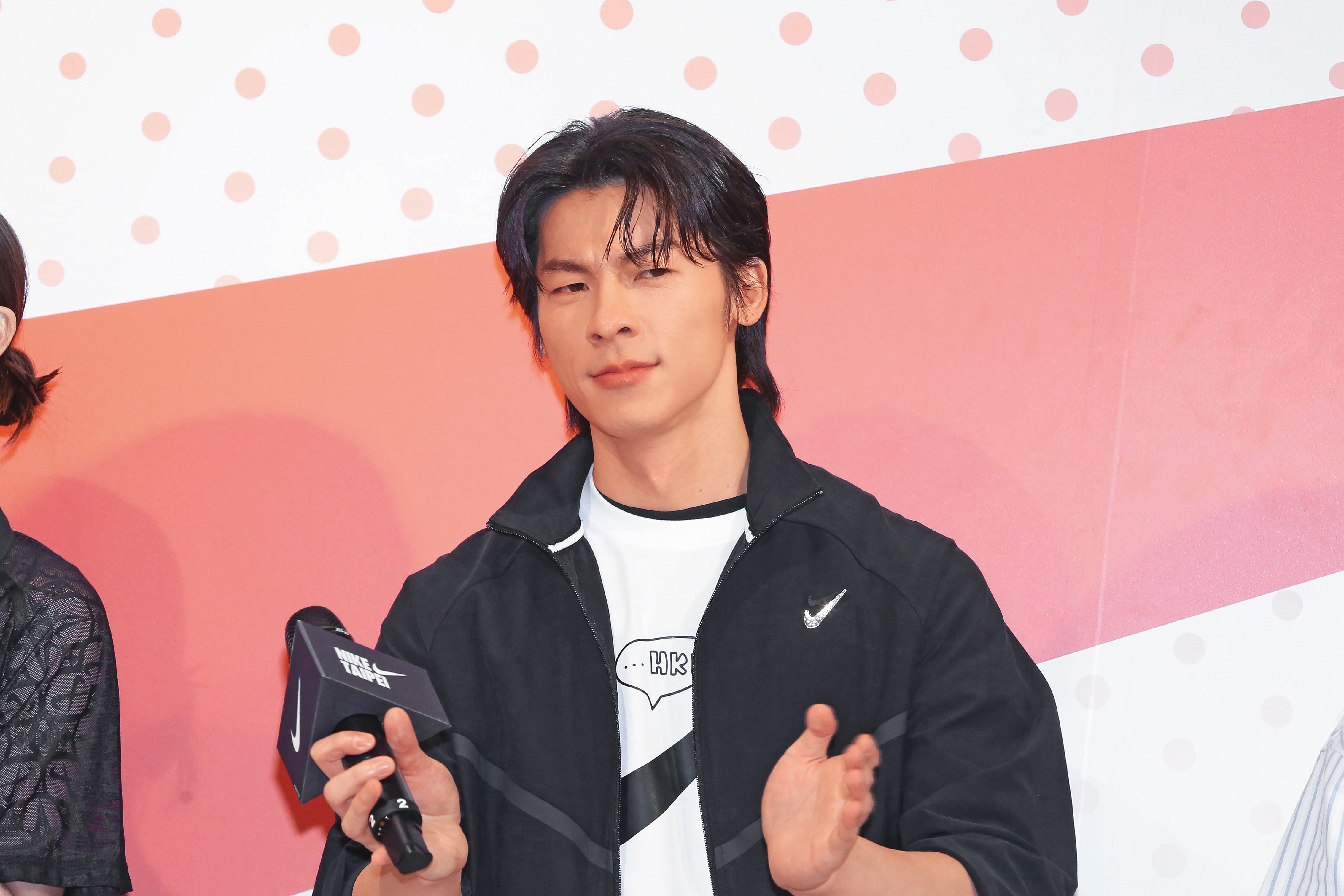 許光漢連皺眉都自帶萌感。鼻要醬～小編的心臟受不鳥。（撫胸）（鏡報提供）