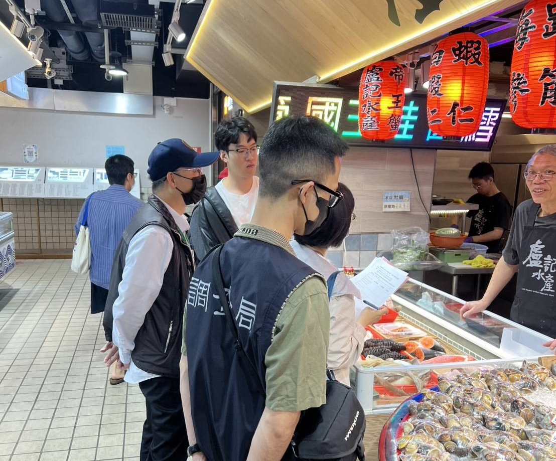 行政院跨部會「物價聯合稽查小組」清明連假再度出擊，專案小組針對夜市、傳統市場攤商、店家進行現場稽查，杜絕並遏止任何哄抬、囤積等行為，務求維持國內民生物價穩定。（法務部提供）