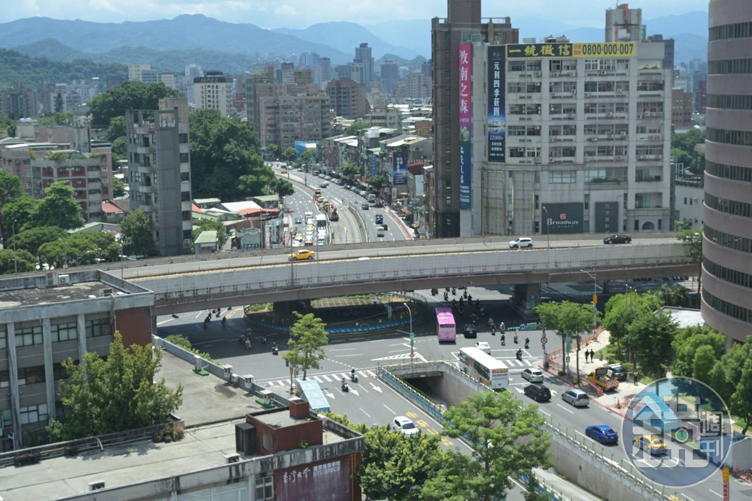通勤族抱怨公館圓環被拆除後,塞車的情形非常嚴峻,車程都被迫拉長。(鏡報林煒凱)