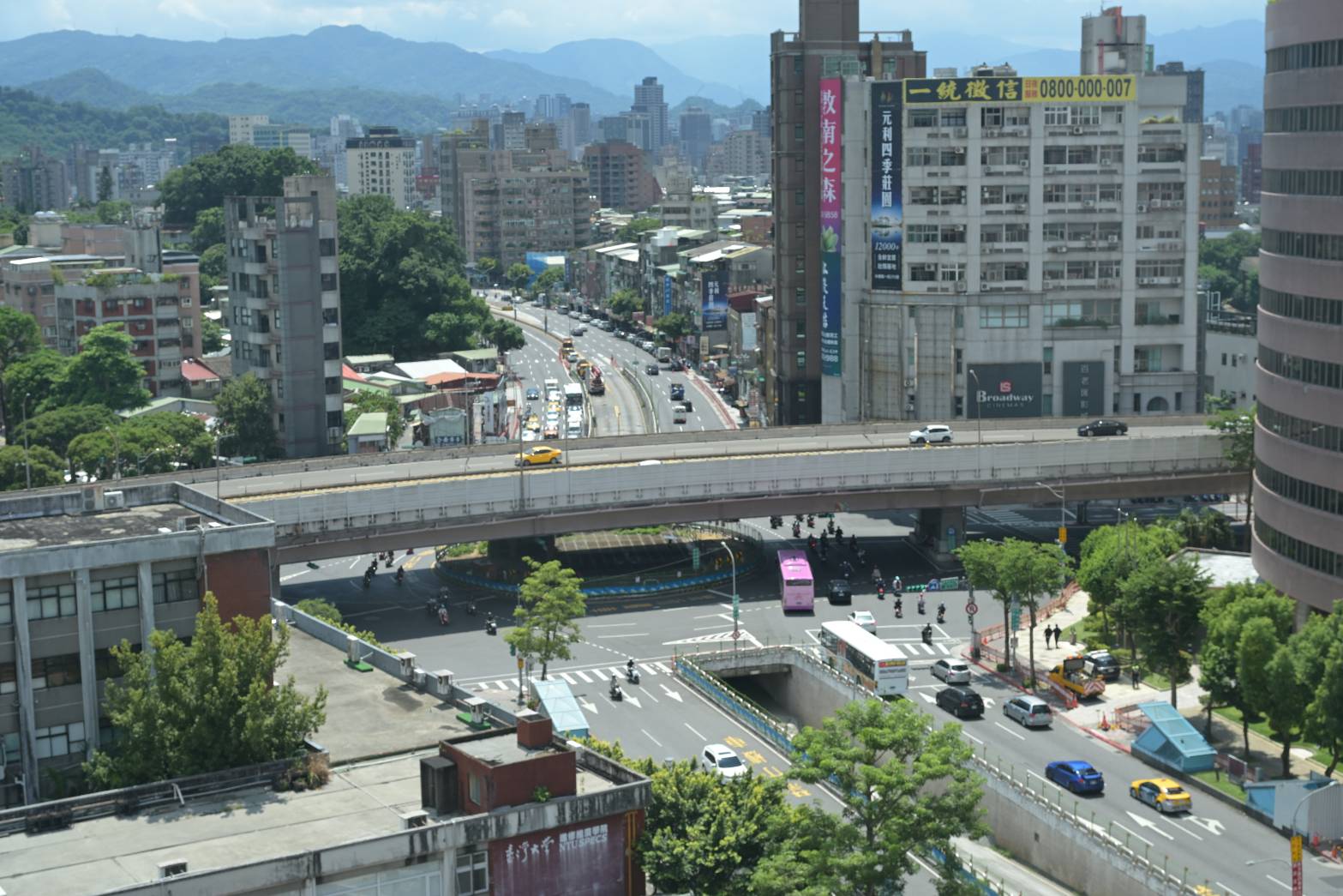 通勤族抱怨公館圓環被拆除後，塞車的情形非常嚴峻，車程都被迫拉長。（鏡報林煒凱）