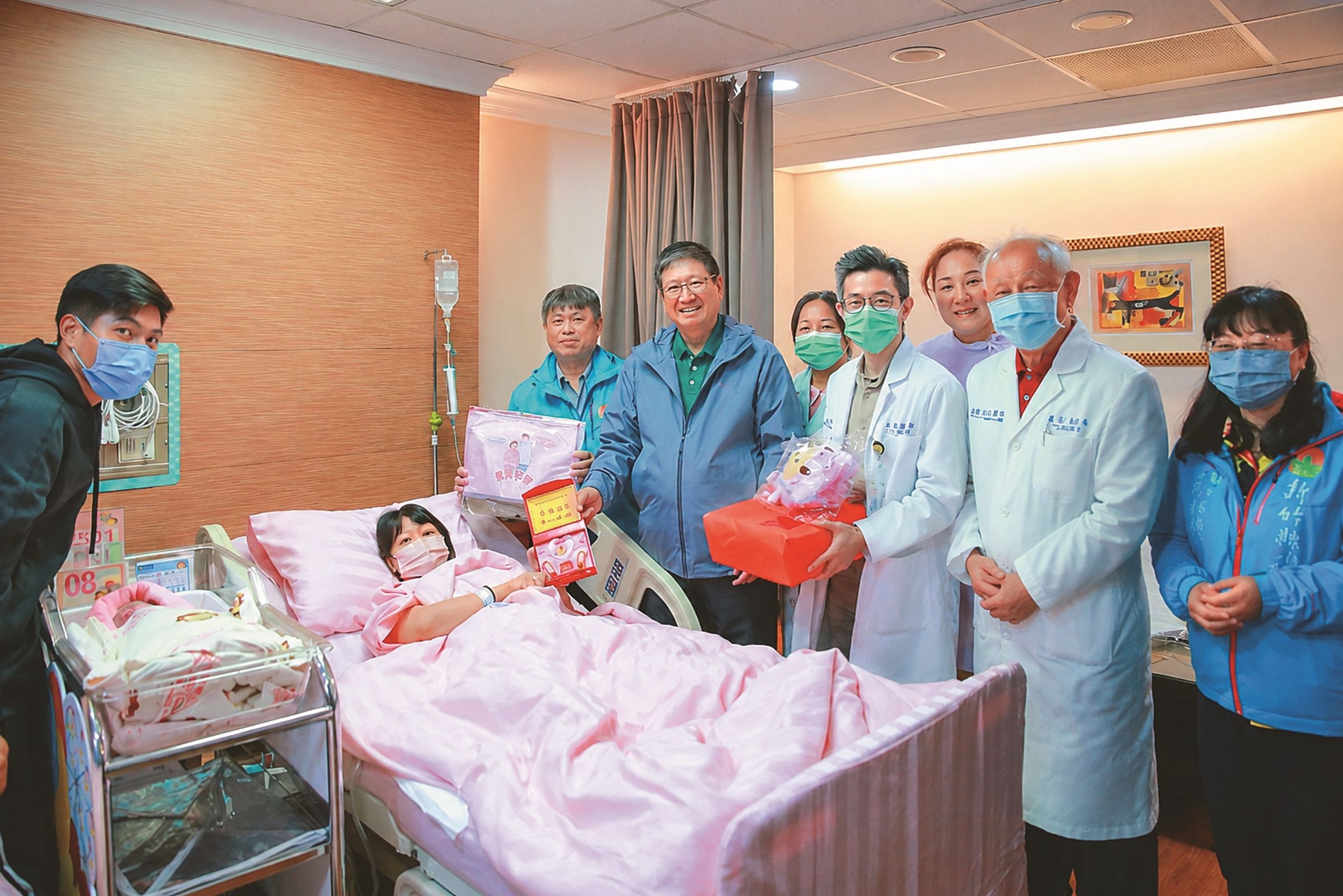 縣長楊文科送上新生兒禮品給元旦寶寶家庭。(新竹縣政府提供)