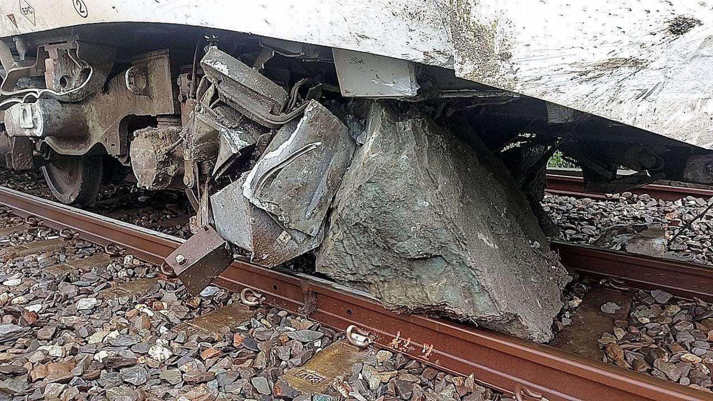 新自強號火車頭撞到落石,下方傳動系統嚴重變形。(翻攝自三鐵事故通報平台臉書粉專)
