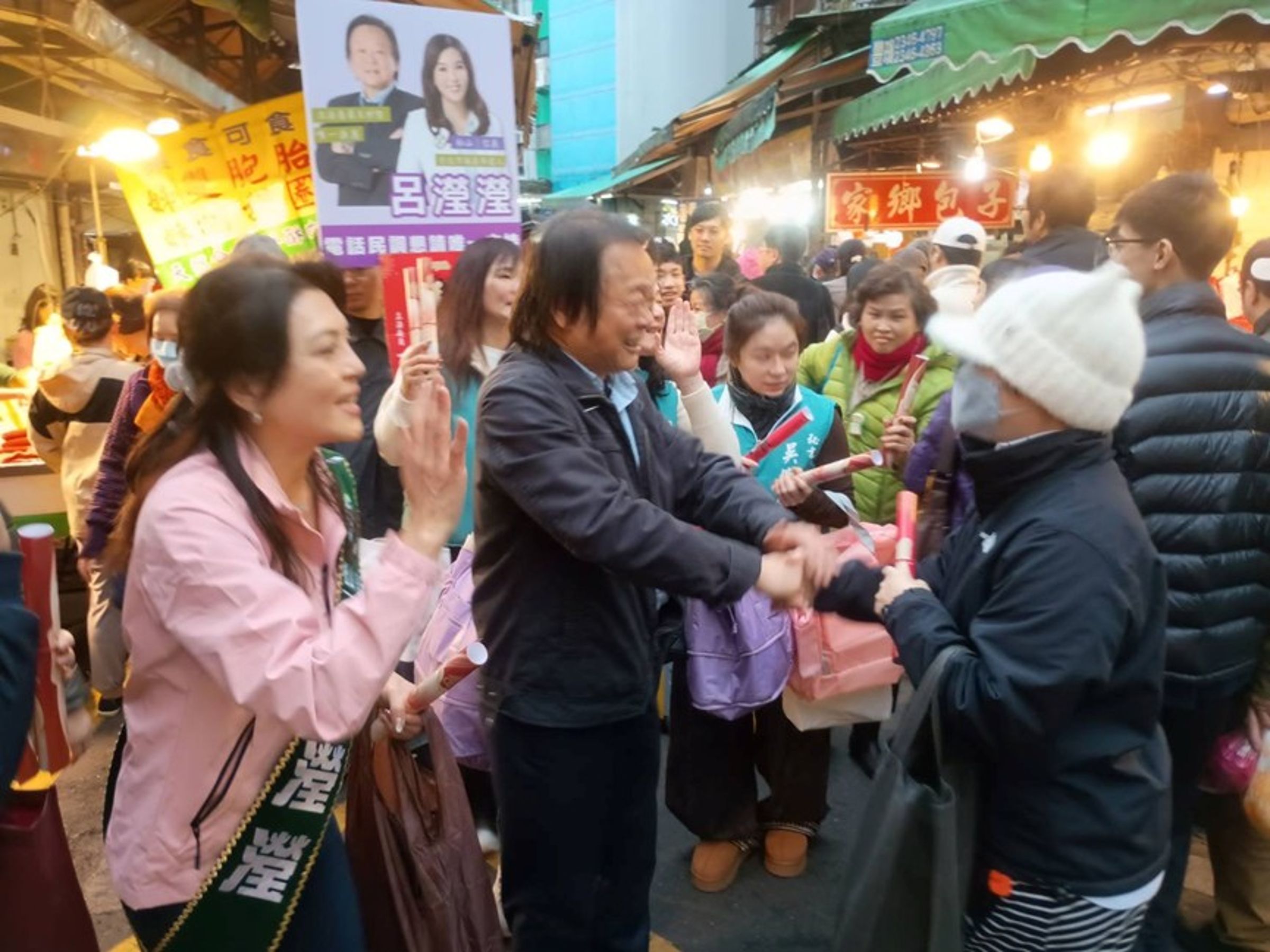王世堅帶領呂瀅瀅與市場民眾互動。(呂瀅瀅競選服務處提供)