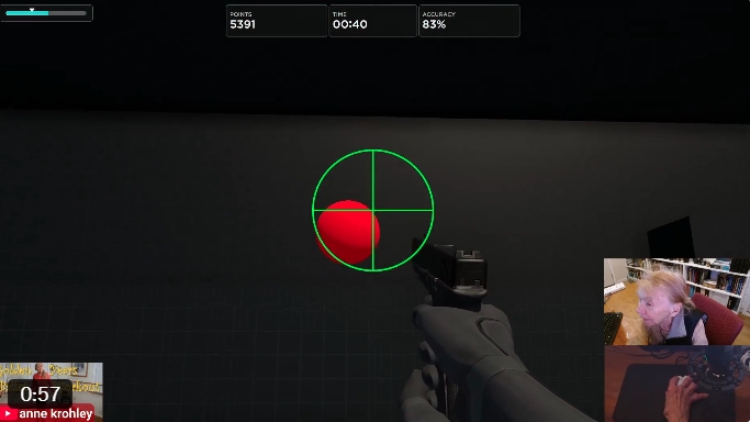 95歲阿嬤Anne Krohley（右下）挑戰Aimlabs射擊關卡，幾乎每發子彈命中目標，展現驚人準度。（翻攝自X/ZachsMaxed）