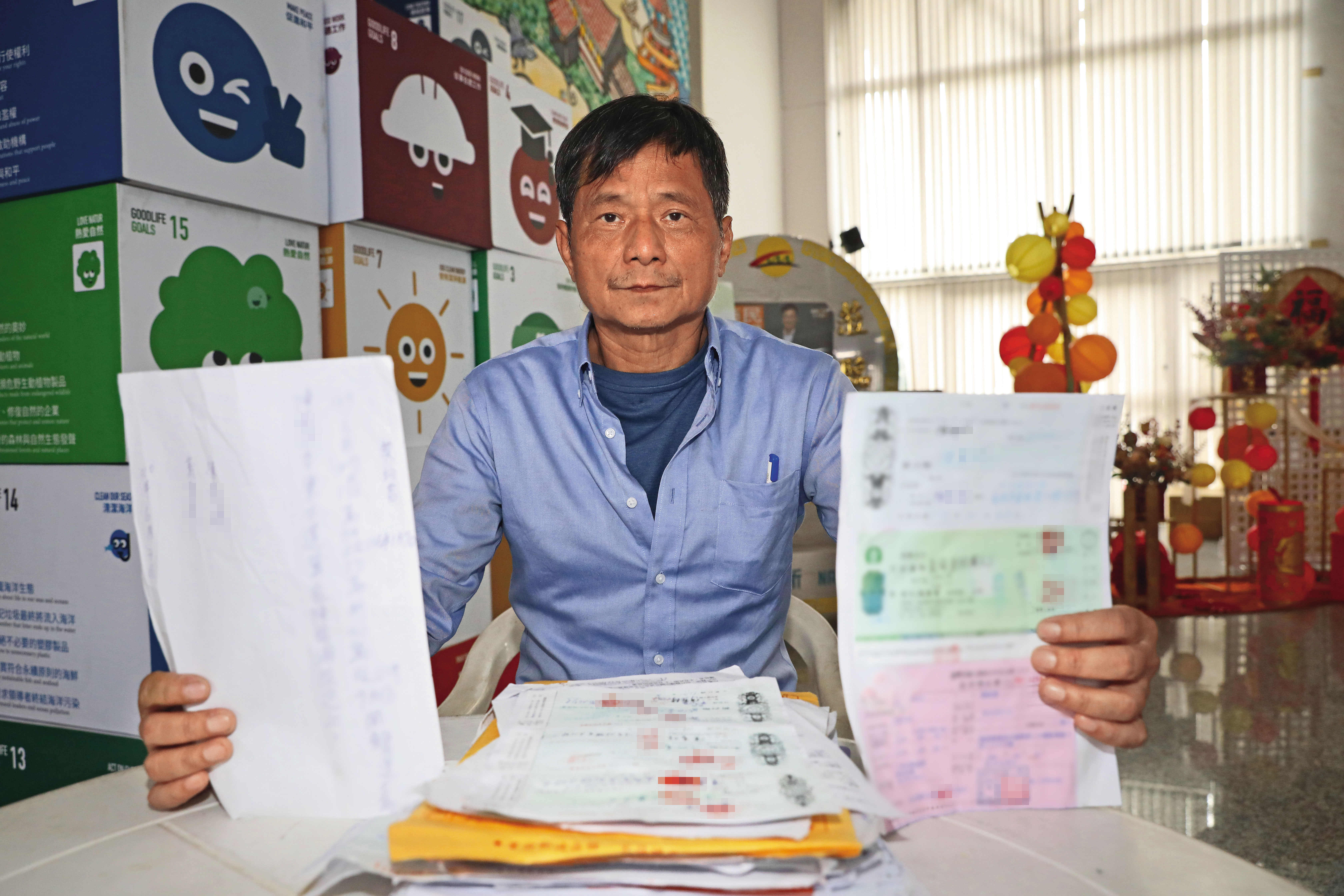 蕭先生（圖）出示相關證據，證實許母欠債不還。