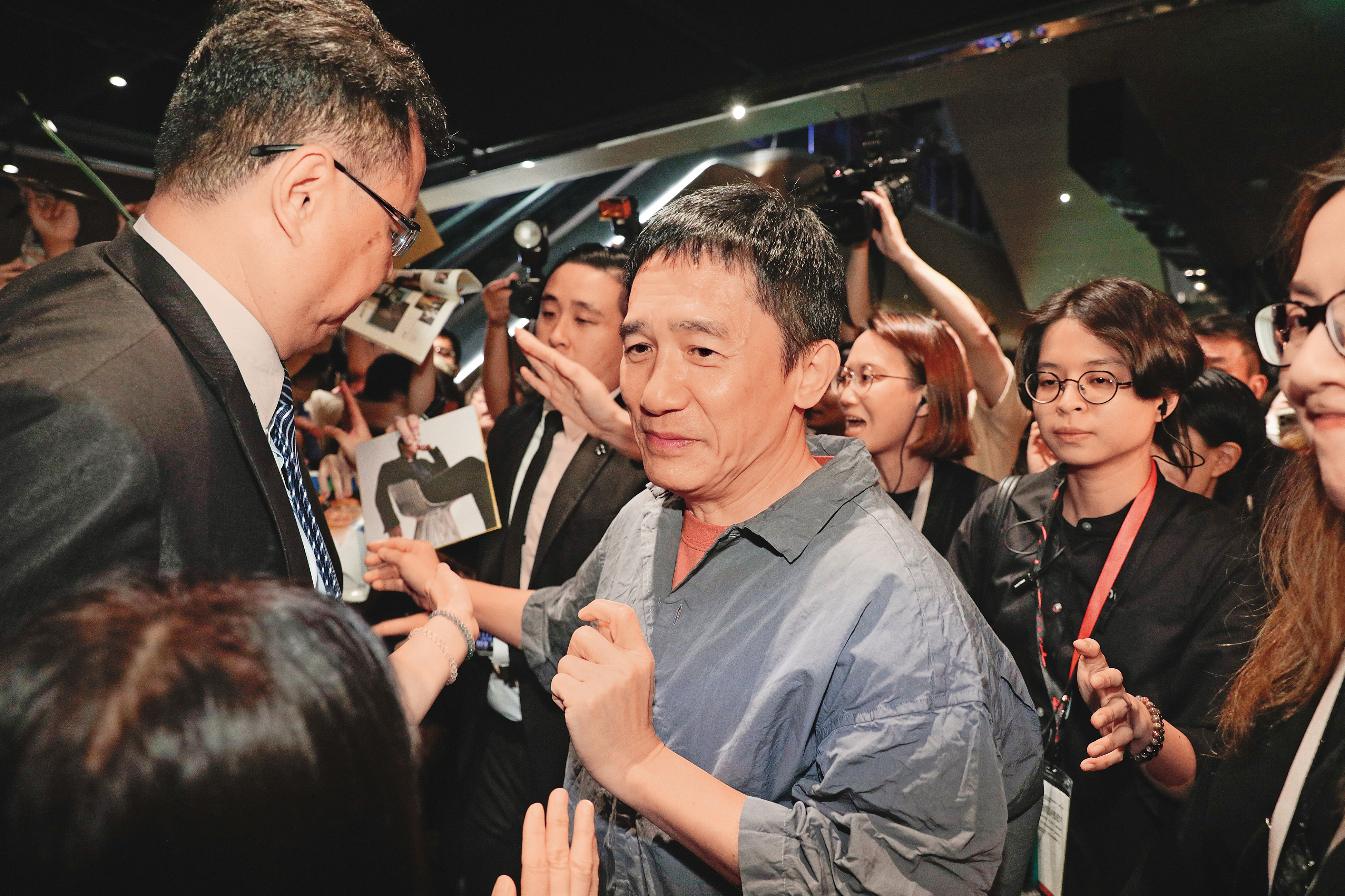 梁朝偉克服社恐，努力幫粉絲簽名，表情看起來逐漸母湯…