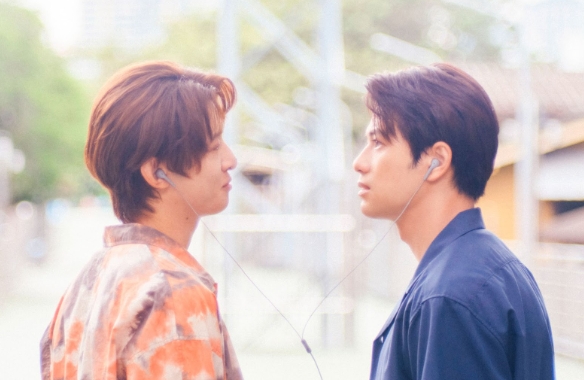 《未完的情歌》森崎溫（右）與向井康二的火花從一首情歌開始，兩人因在泰國的重逢而再次有了連結。（仲業文創提供）