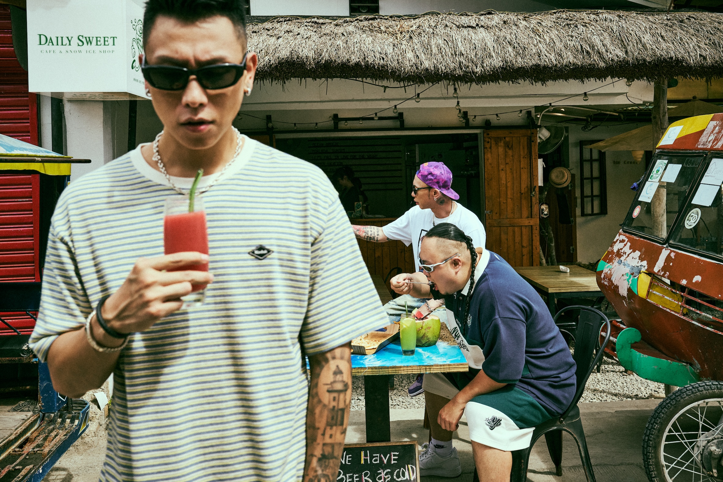 頑童到菲律賓拍MV，在機上玩角色扮演之外，也在當地找一種Chill的感覺。（本色音樂提供）