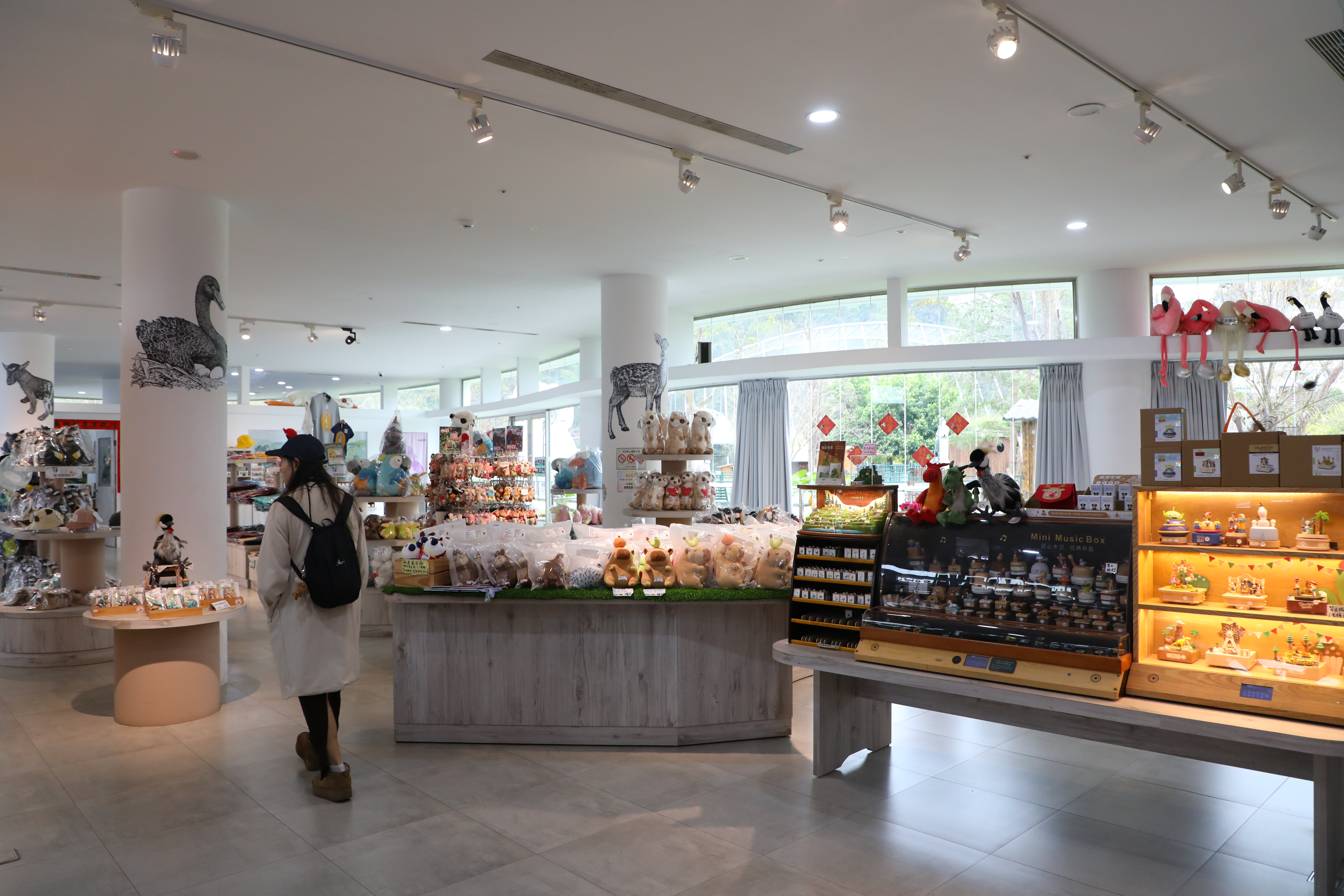 「文創紀念品店」有販售各式動物的周邊商品。