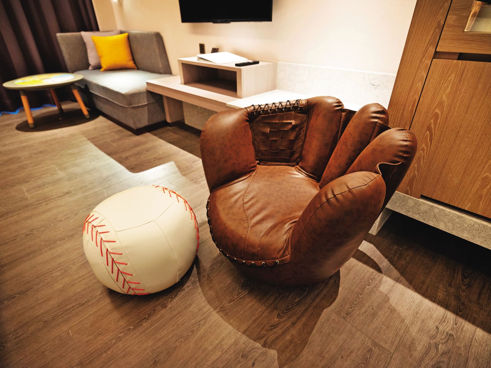名人堂飯店房內裝潢設計充滿棒球元素，連家具也不例外。（圖／翻攝自名人堂花園大飯店 臉書）