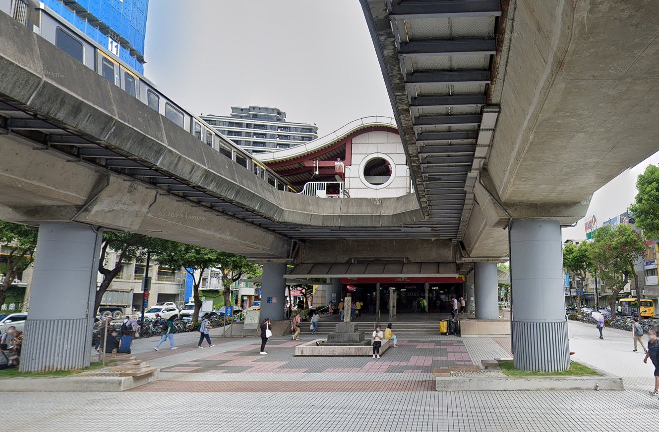 捷運石牌站15日發生一起隨機傷人事件，行凶的女子落網後疑似精神異常，檢方向法院聲請將她安置。（翻攝自Google Maps）