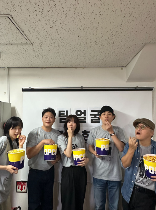 《醜得要命》演員韓智賢（左起）、林成宰、申鉉彬、朴正民、權海驍勤跑映後活動與影迷互動。（翻攝自plusm_entertainment IG）