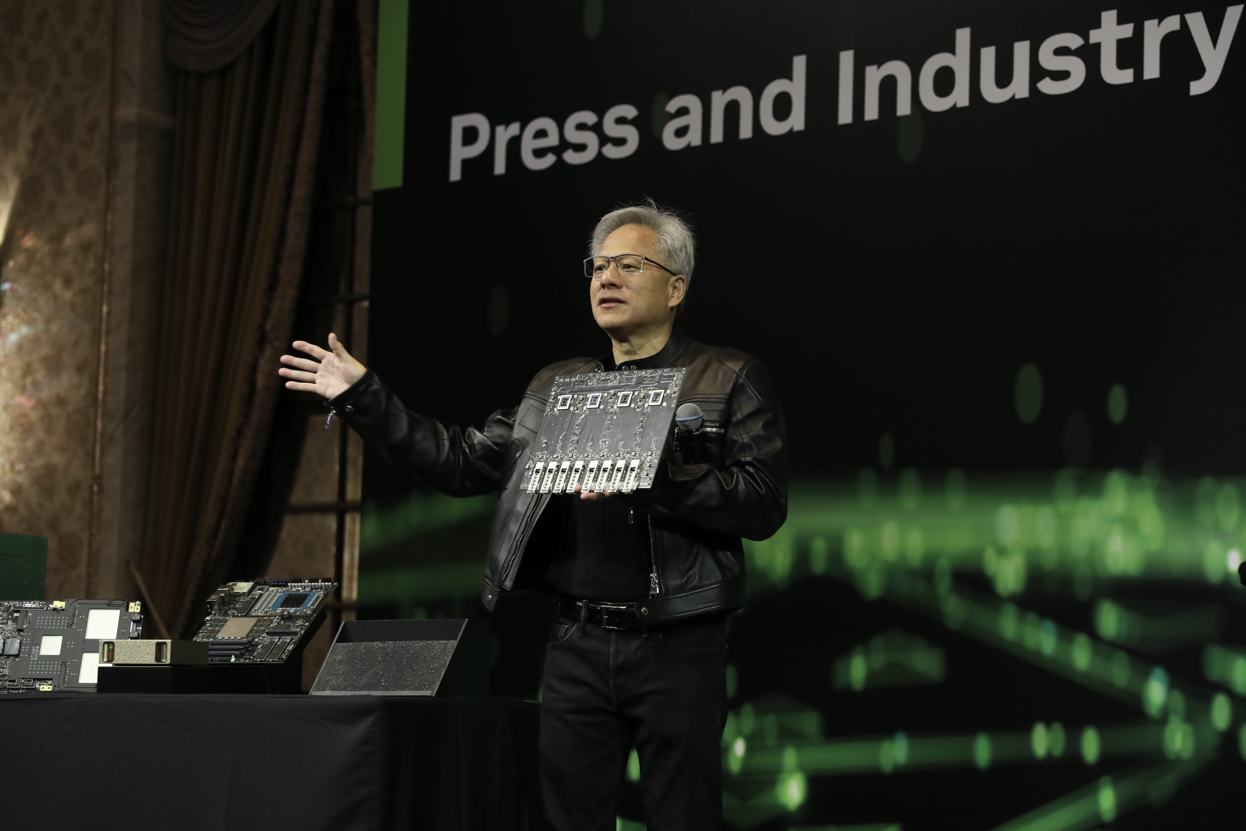 輝達因美國的出口限制，導致H20晶片無法出貨中國，造成數十億美元的存貨損失，黃仁勳不諱言：「這項政策是錯的」。