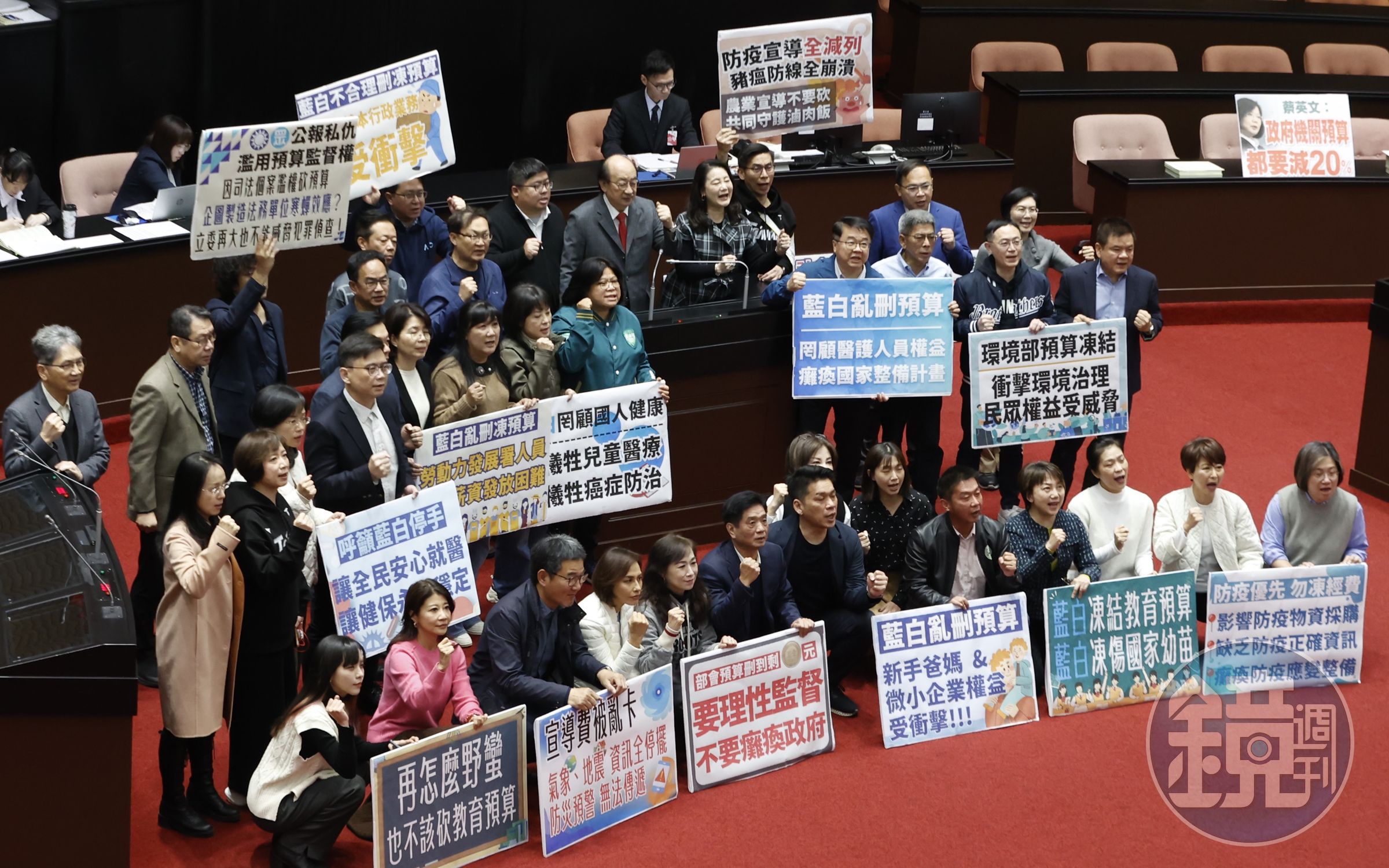 總預算案三讀通過。民進黨團痛批藍白亂刪預算罔顧人民權益。