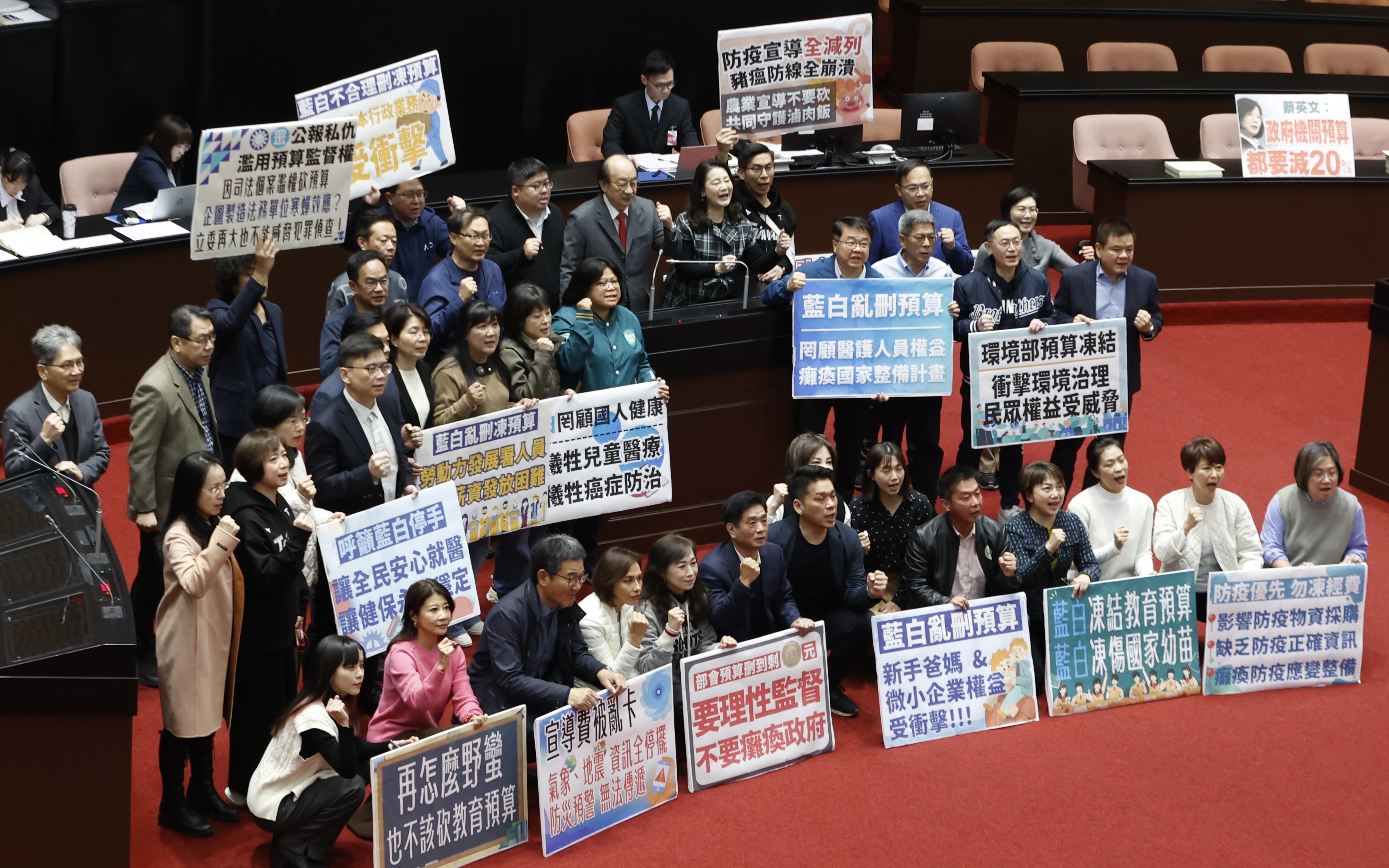 總預算案三讀通過。民進黨團痛批藍白亂刪預算罔顧人民權益。