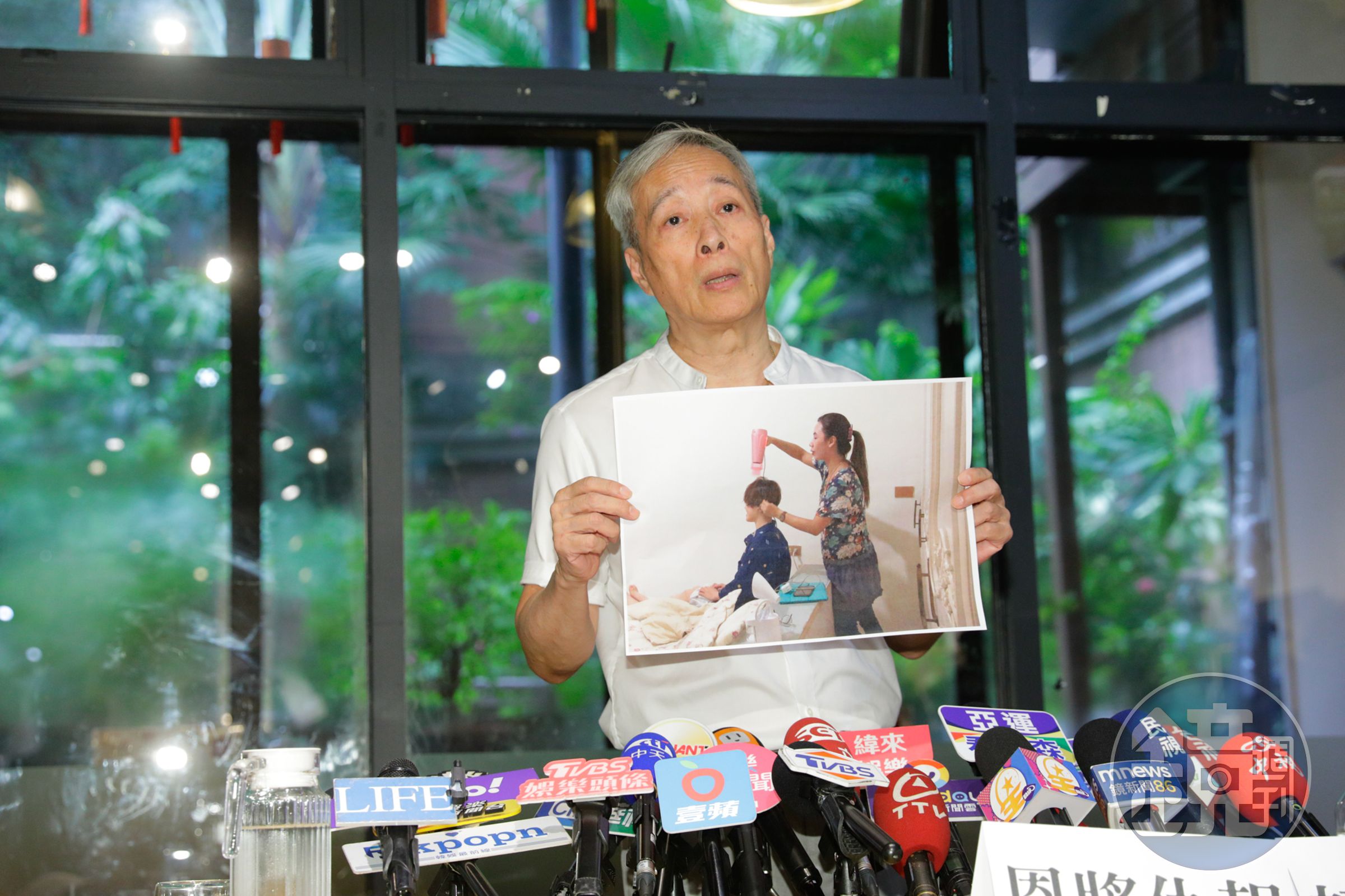 姜厚任出示當年童欣陪伴蔣女治療癌症的畫面。