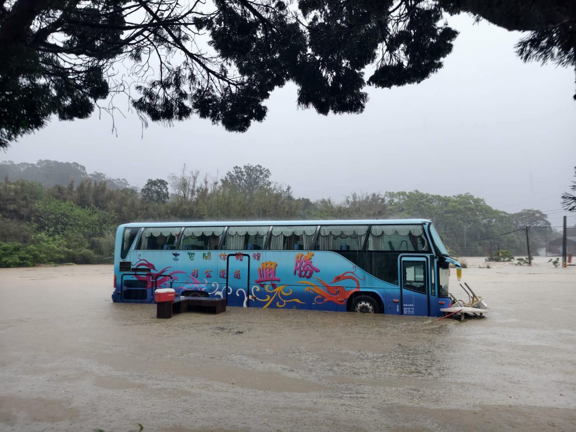 職業駕駛女網紅粉圓姐姐發文「這場人造雨把我家遊覽車淹到沒辦法動,可以申請國賠嗎?」引爆網路輿論。(翻攝自Threads@bao_bao0214)