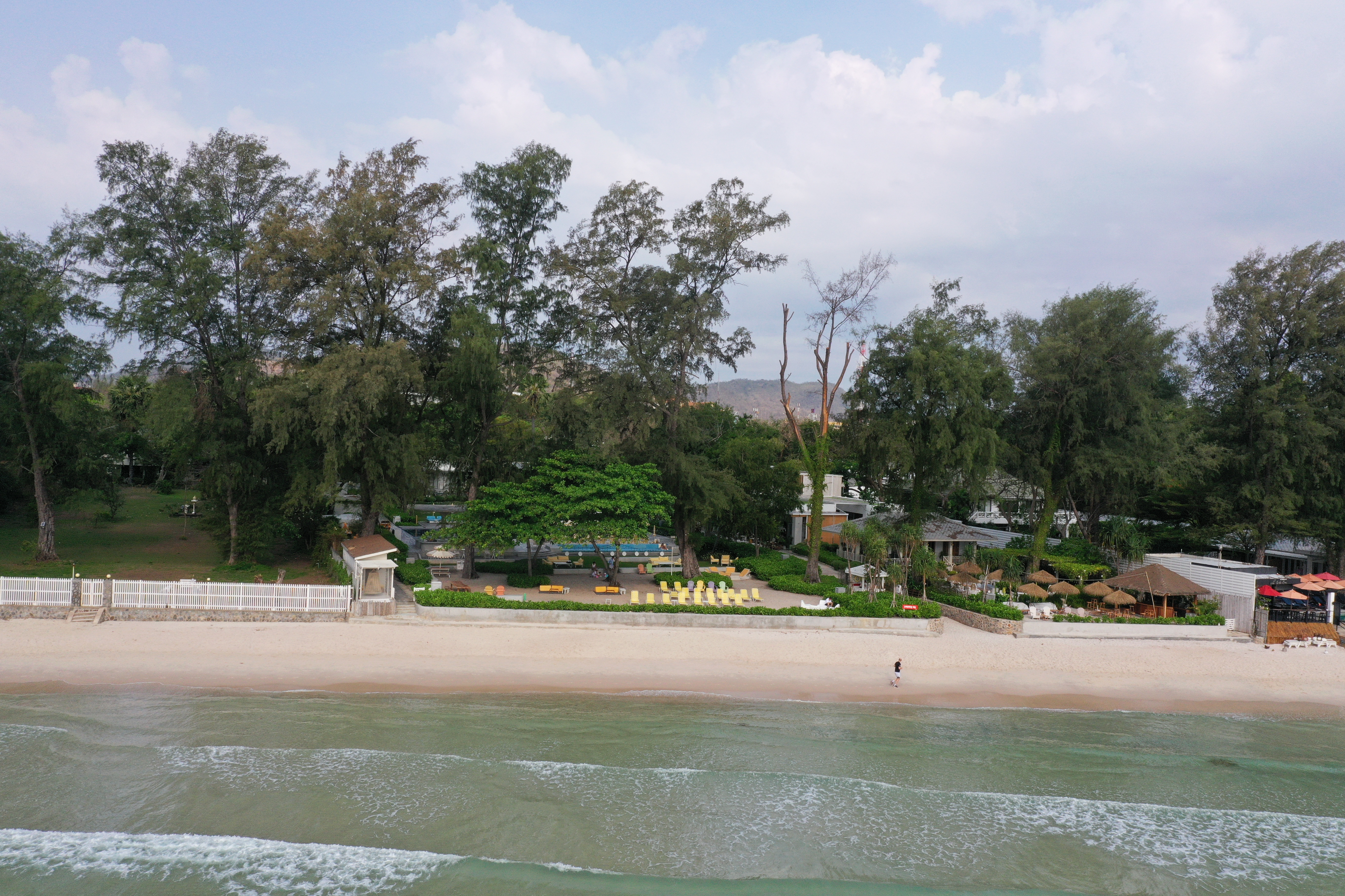 「The Standard Hua Hin」就位在華欣這片美麗沙灘的海景第一排。