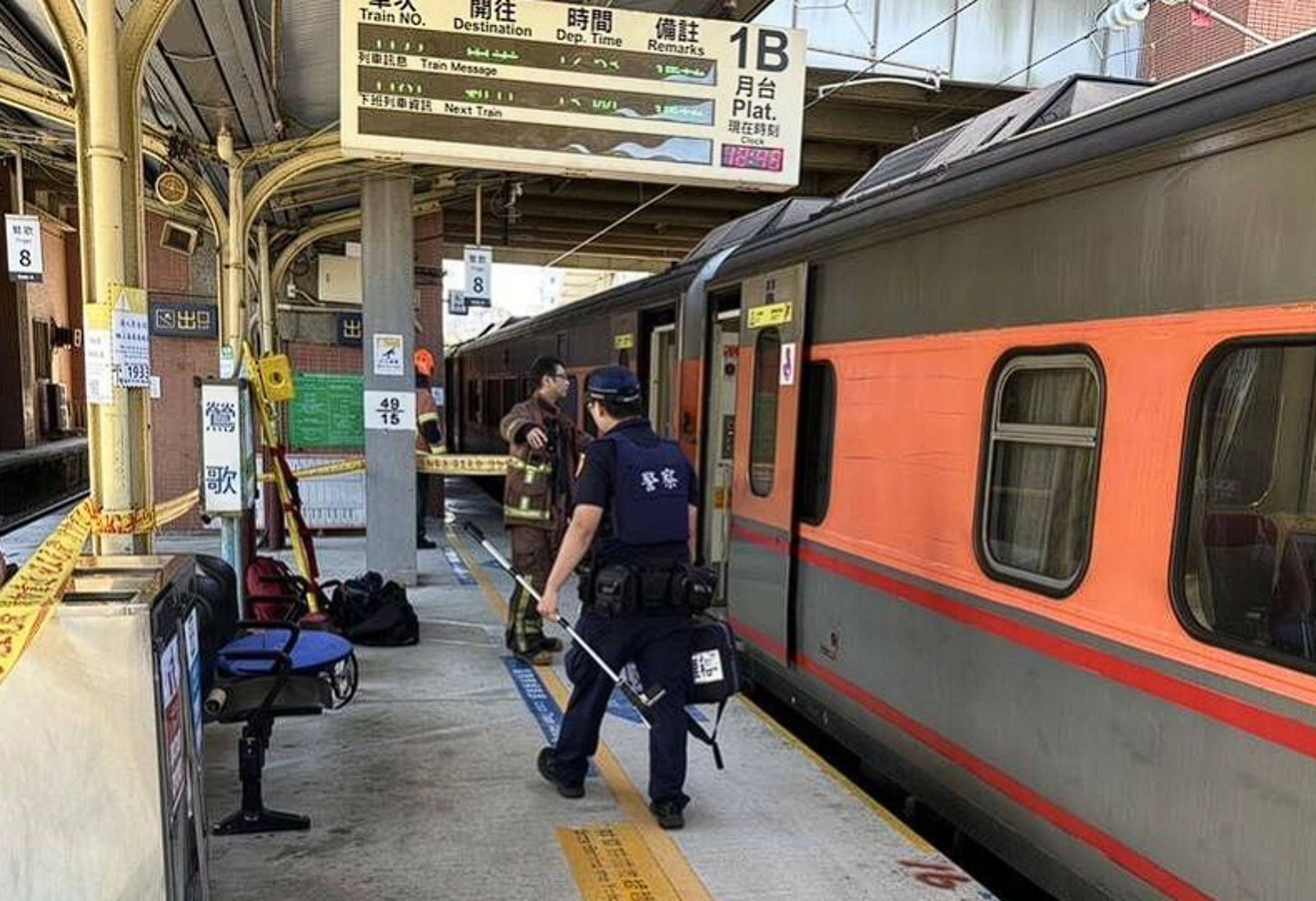 台鐵鶯歌站今下午發生落軌事件,一名男子當場身亡。(翻攝畫面)