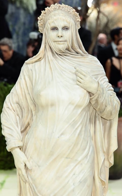 名模海蒂克隆扮雕像。（取自Met Gala　IG）