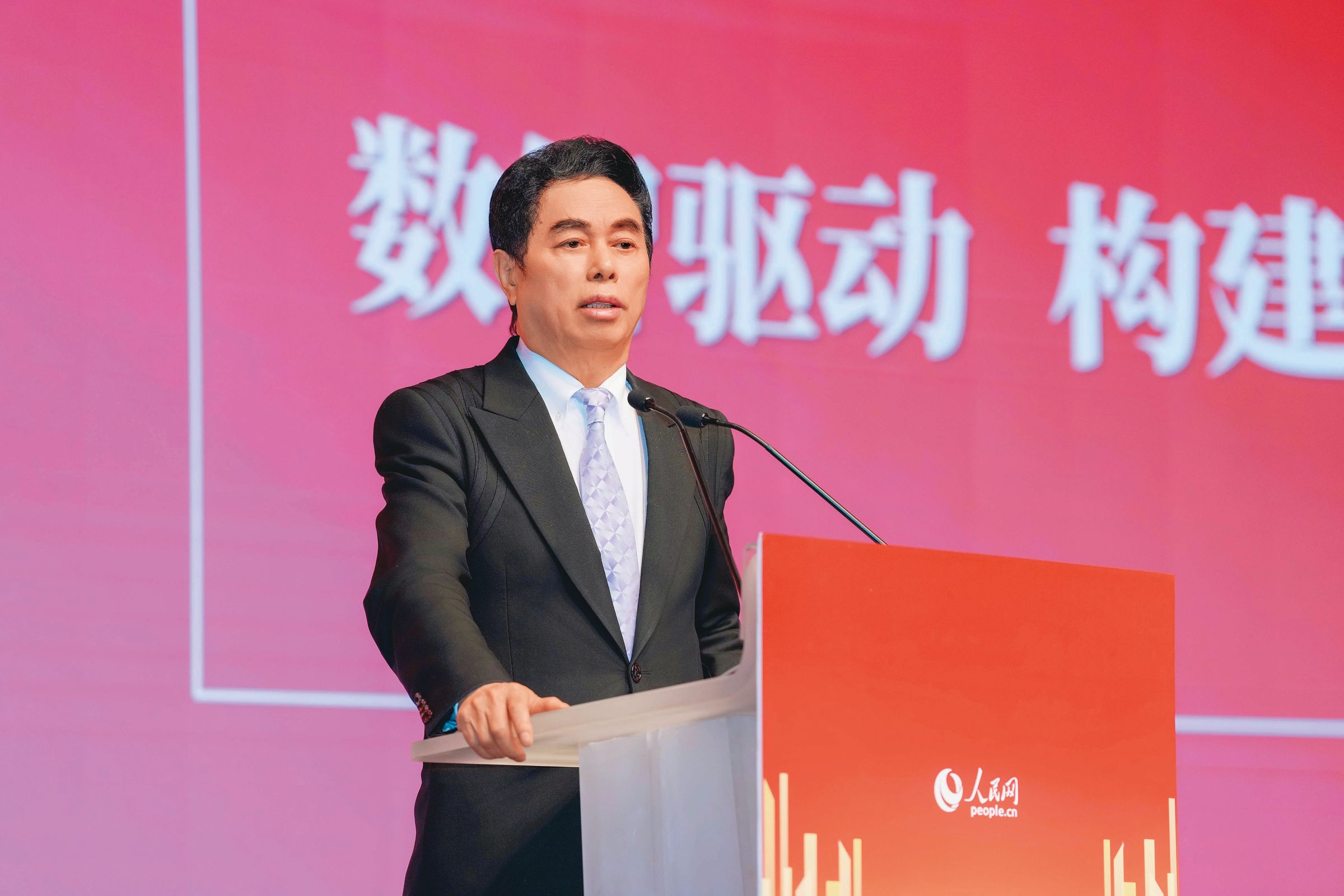 波司登的總裁高德康,帶領品牌攀上顛峰,他與王力宏不但同生肖屬龍,品牌也在1976年誕生。(翻攝自人民網)
