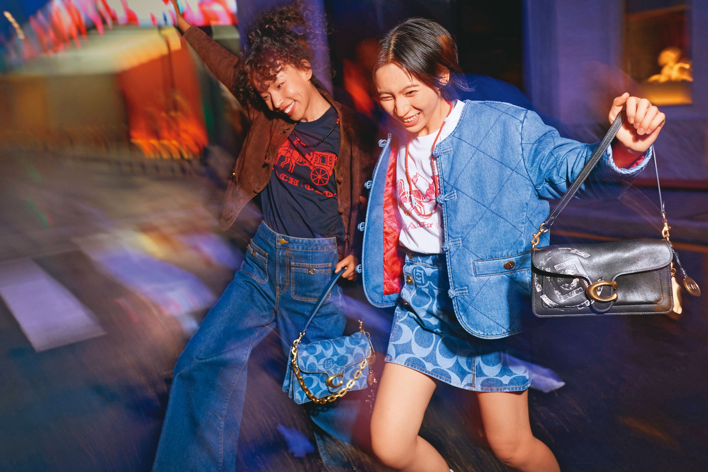 COACH x CLOT聯名系列帶有2個品牌極高的辨識度。(右)Tabby COACH CLOT 26單肩手袋 NT$19,800、(左)Tabby 26經典SIGNATURE丹寧COACH CLOT單肩手袋 NT$18,800