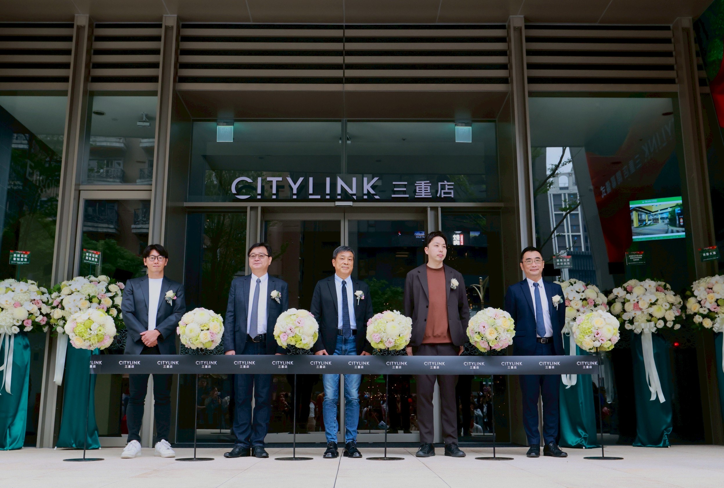 打造多年的三重CITYLINK，將住宅、交通、飲食和智能辦公等食衣住行等機能集合於一棟樓。圖為開幕剪綵一刻。