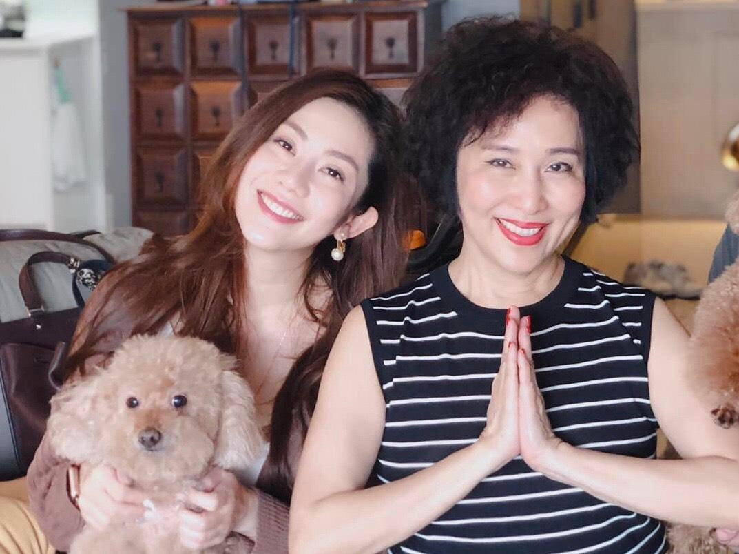 蕭瑤(右)嫁入印尼豪門卻遭受暴力威脅,好不容易才逃跑回台,圖左為女兒王宇婕。(翻攝自蕭瑤臉書)