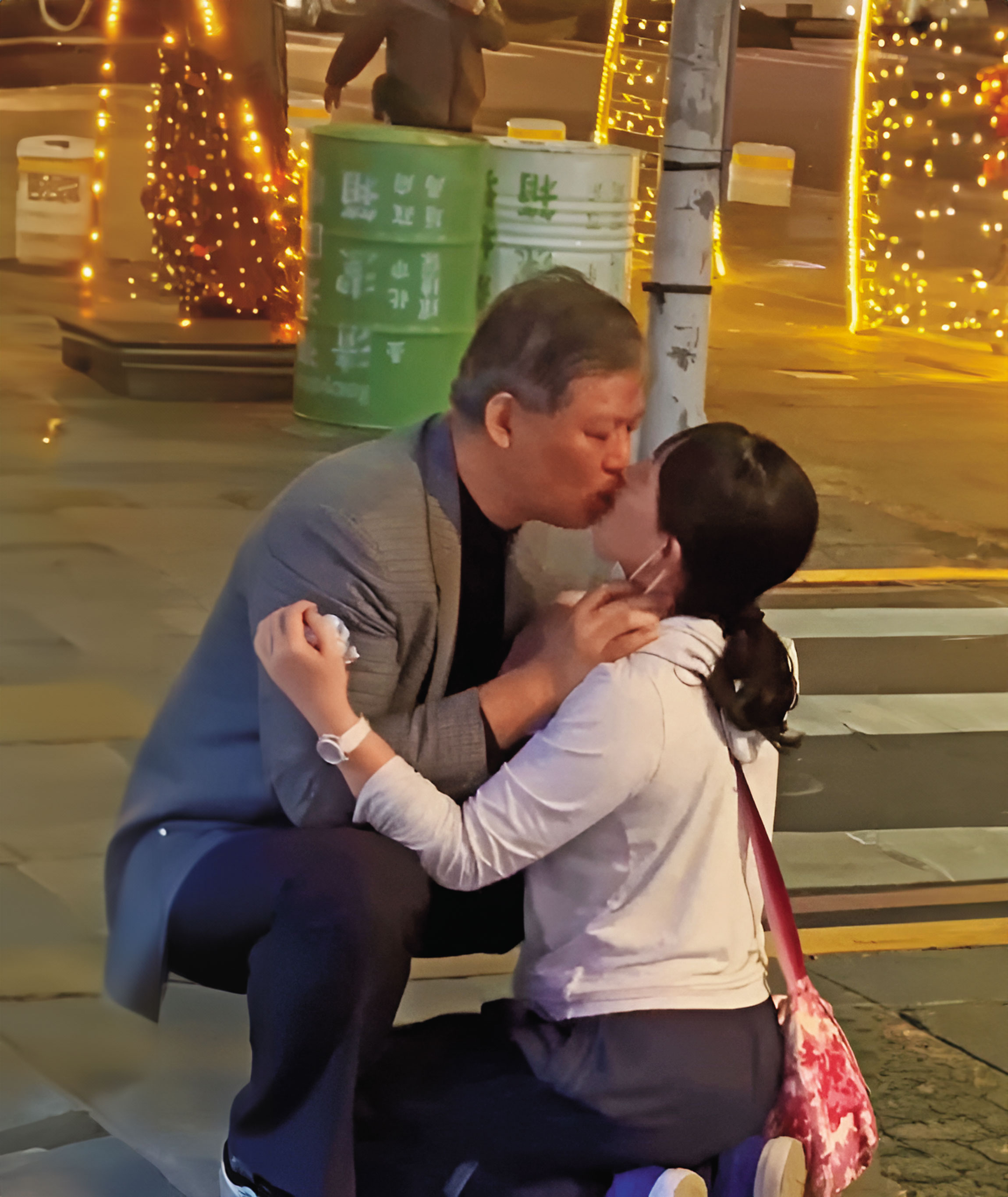 謝靜華2月初酒後失態,當街嘴對嘴強吻馬尾妹。(翻攝影片)
