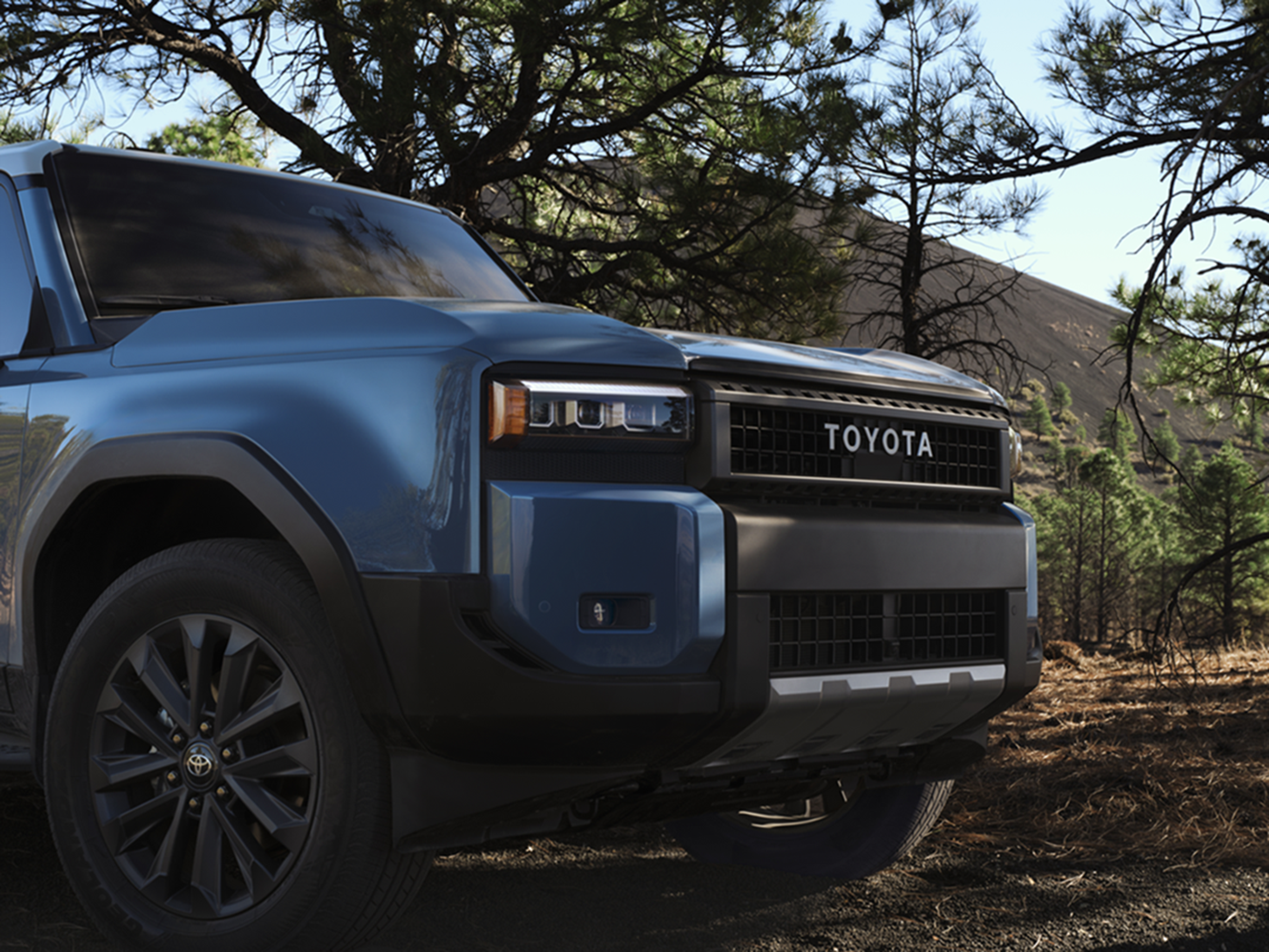 經典 “TOYOTA”字樣車標打造獨一無二的車身輪廓。