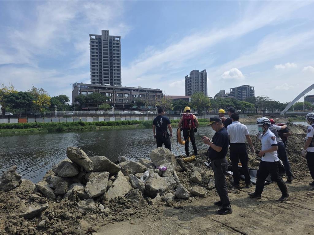 高雄市後勁溪12日發生母子溺斃憾事。(翻攝畫面)