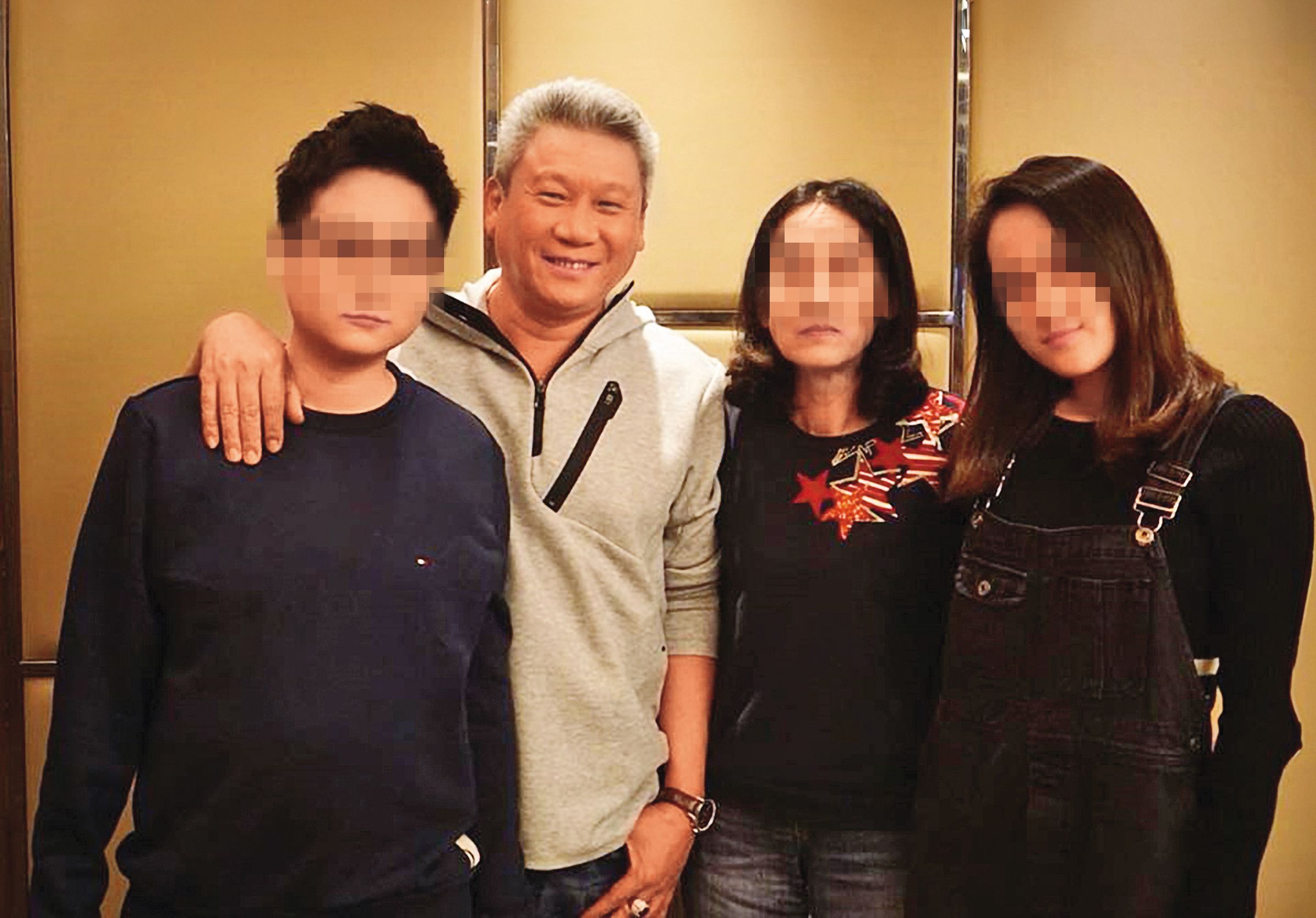 向孝維（左二）與原配夏女（右二）生下2個女兒，但彼此關係疏離，這是他們一家難得的合照。（翻攝自向孝維臉書）